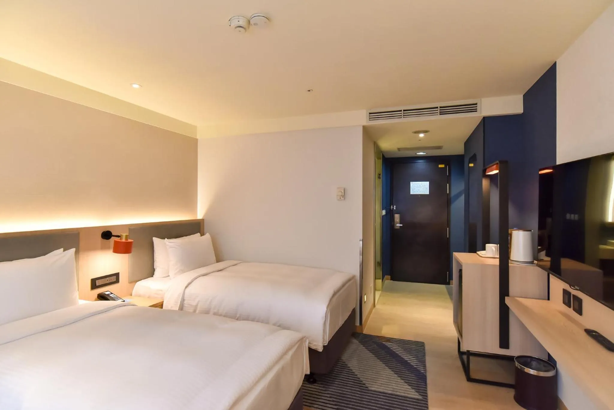 Photo of the whole room, Bed in Holiday Inn Express Taipei Train Station by IHG