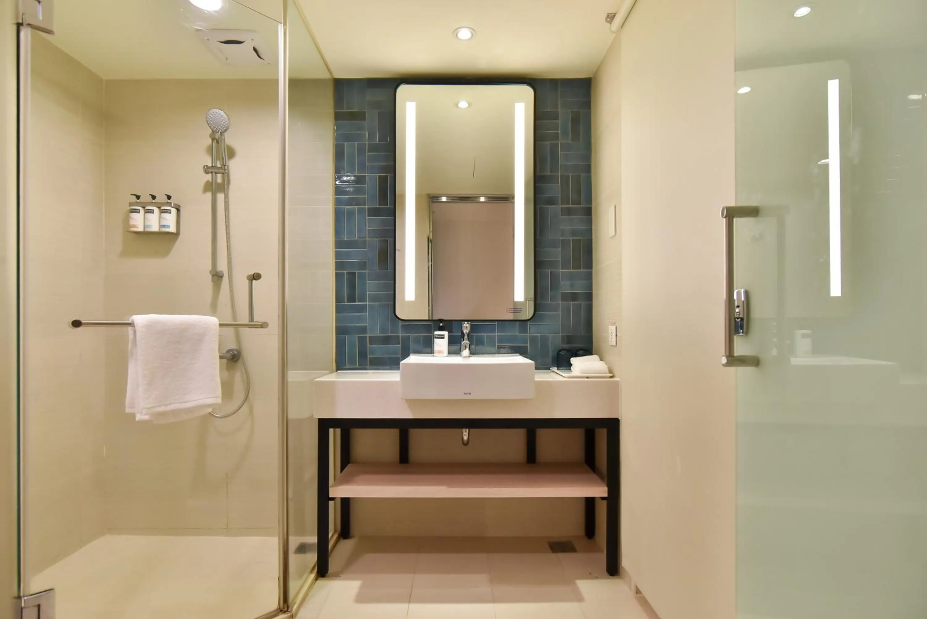 Holiday Inn Express Taipei Train Station by IHG