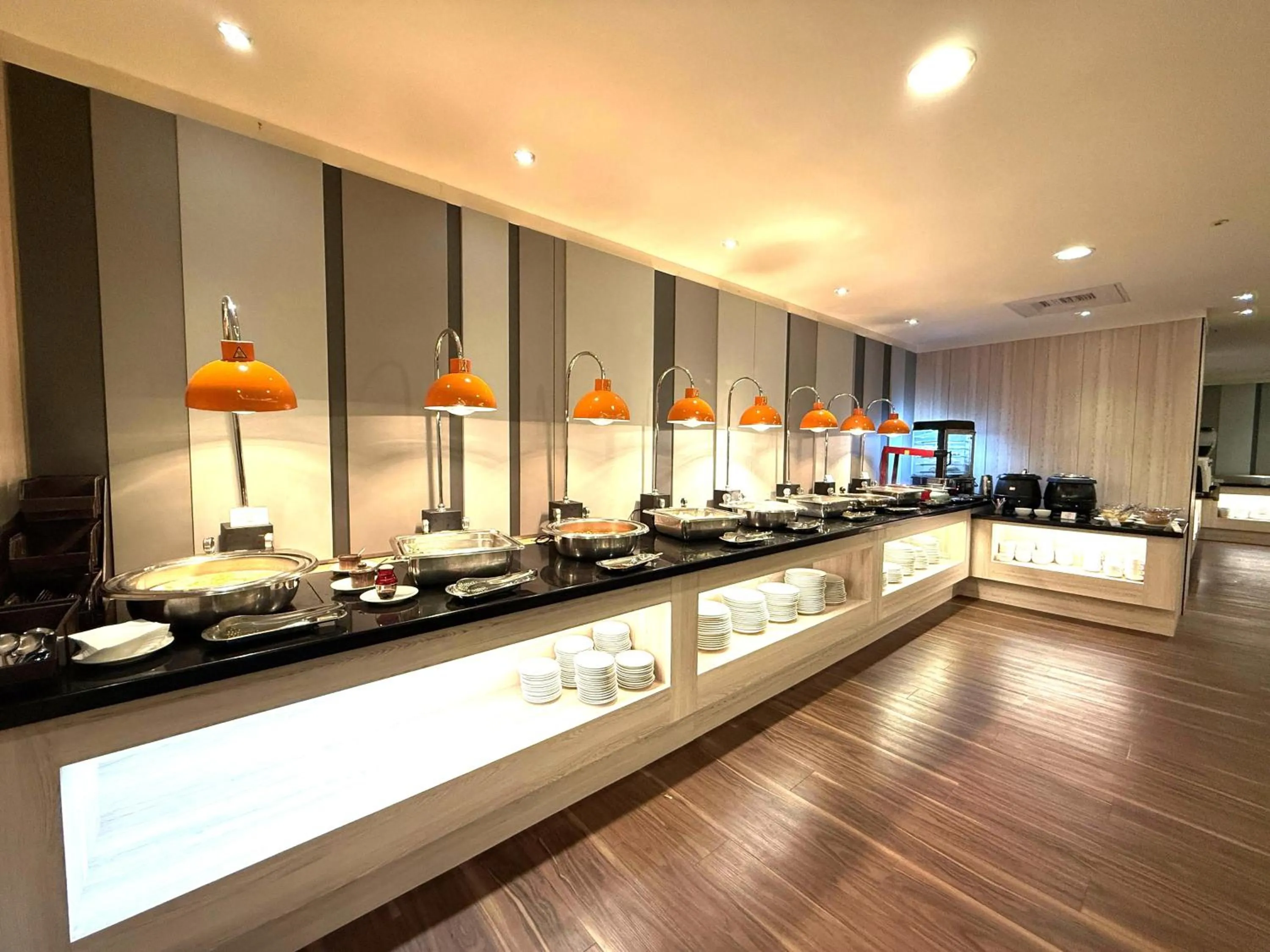 Restaurant/places to eat in Holiday Inn Express Taipei Train Station by IHG