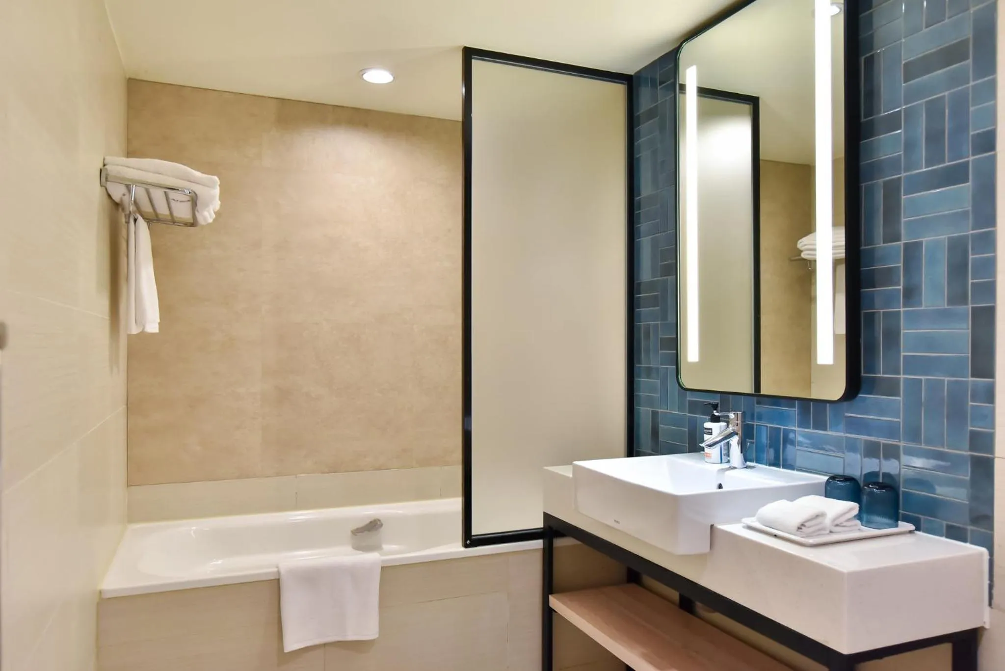 Photo of the whole room in Holiday Inn Express Taipei Train Station by IHG