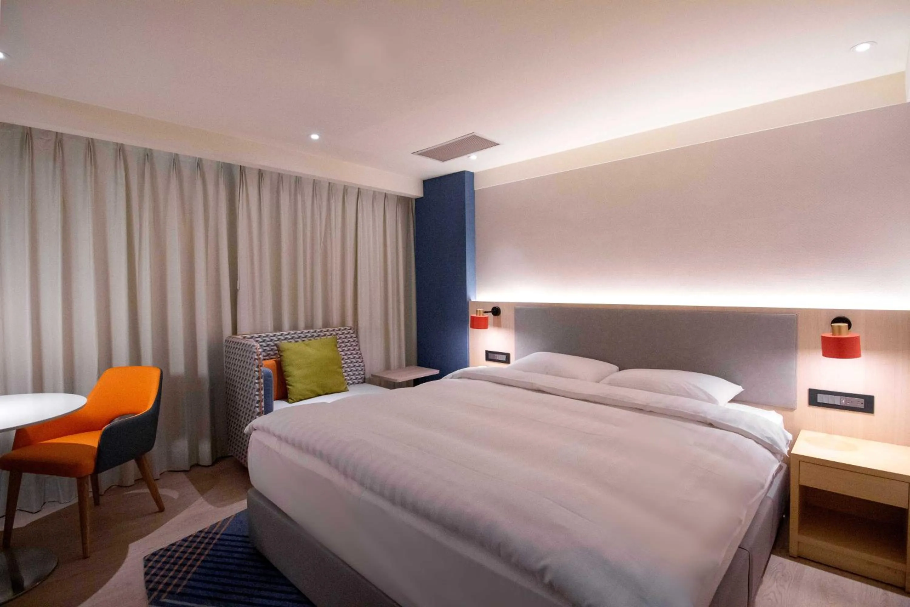 Bed in Holiday Inn Express Taipei Train Station by IHG