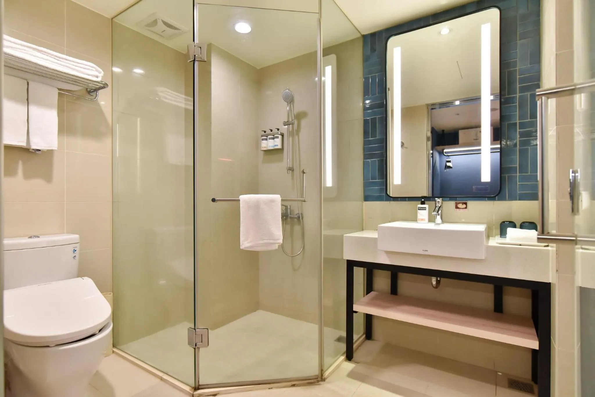 Photo of the whole room in Holiday Inn Express Taipei Train Station by IHG