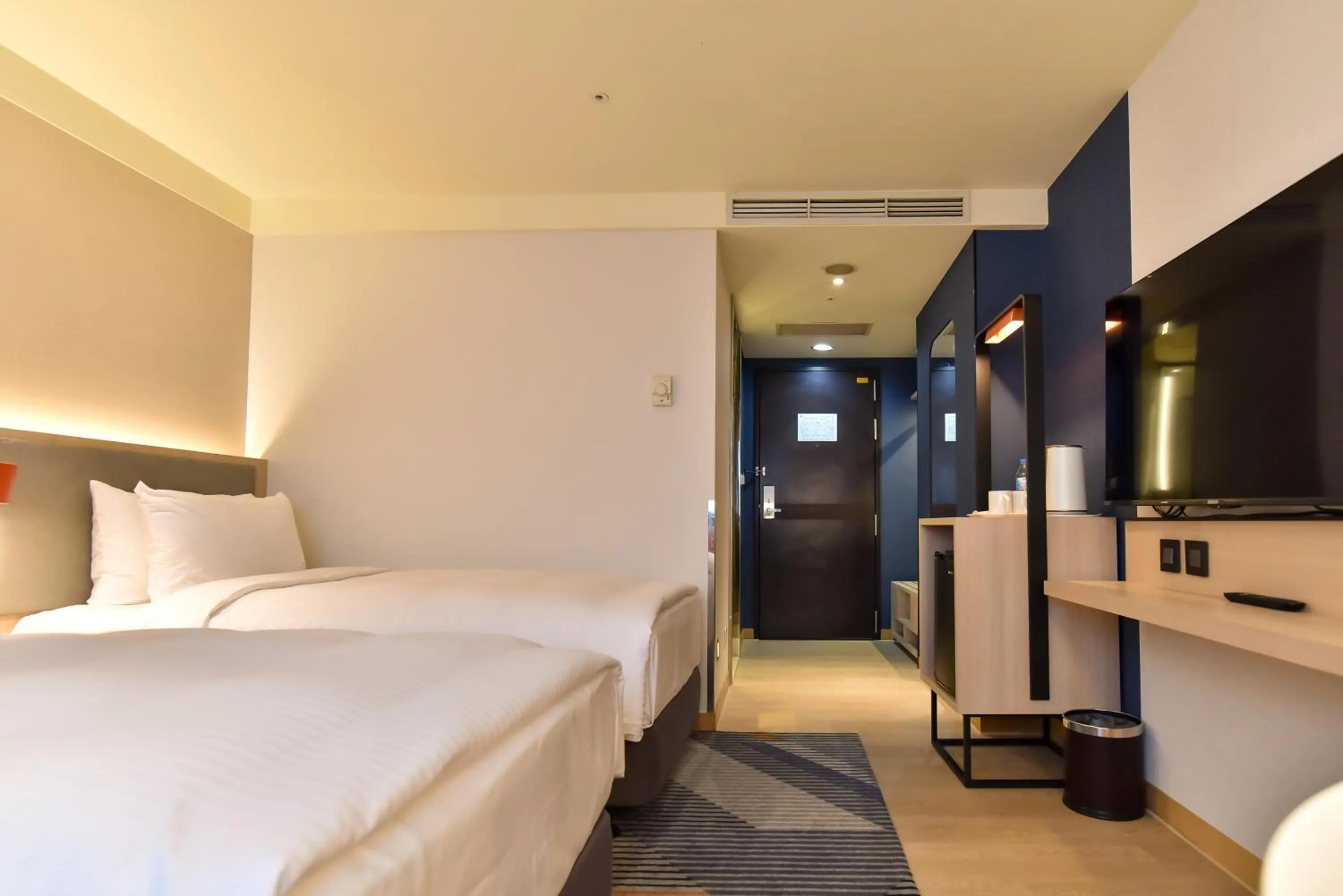 Bed in Holiday Inn Express Taipei Train Station by IHG