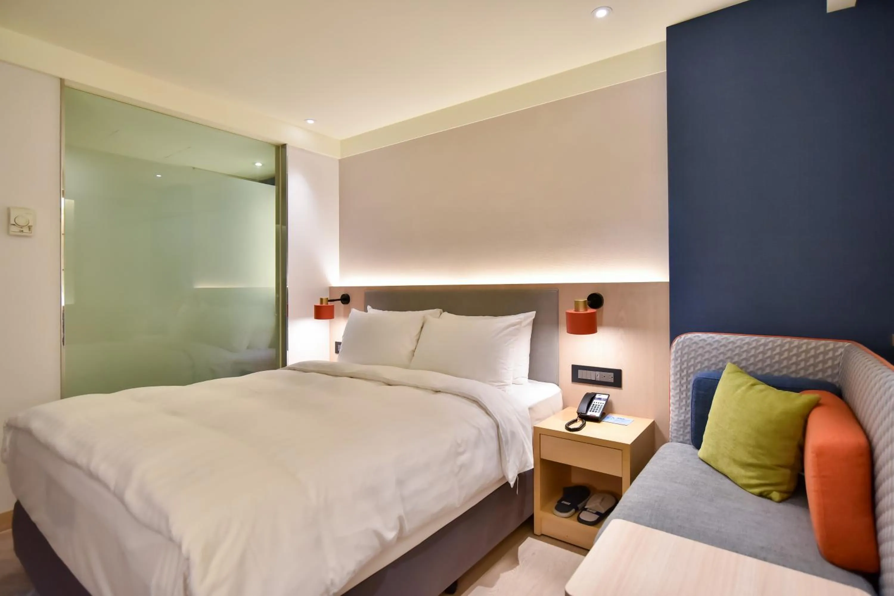 Bed in Holiday Inn Express Taipei Train Station by IHG