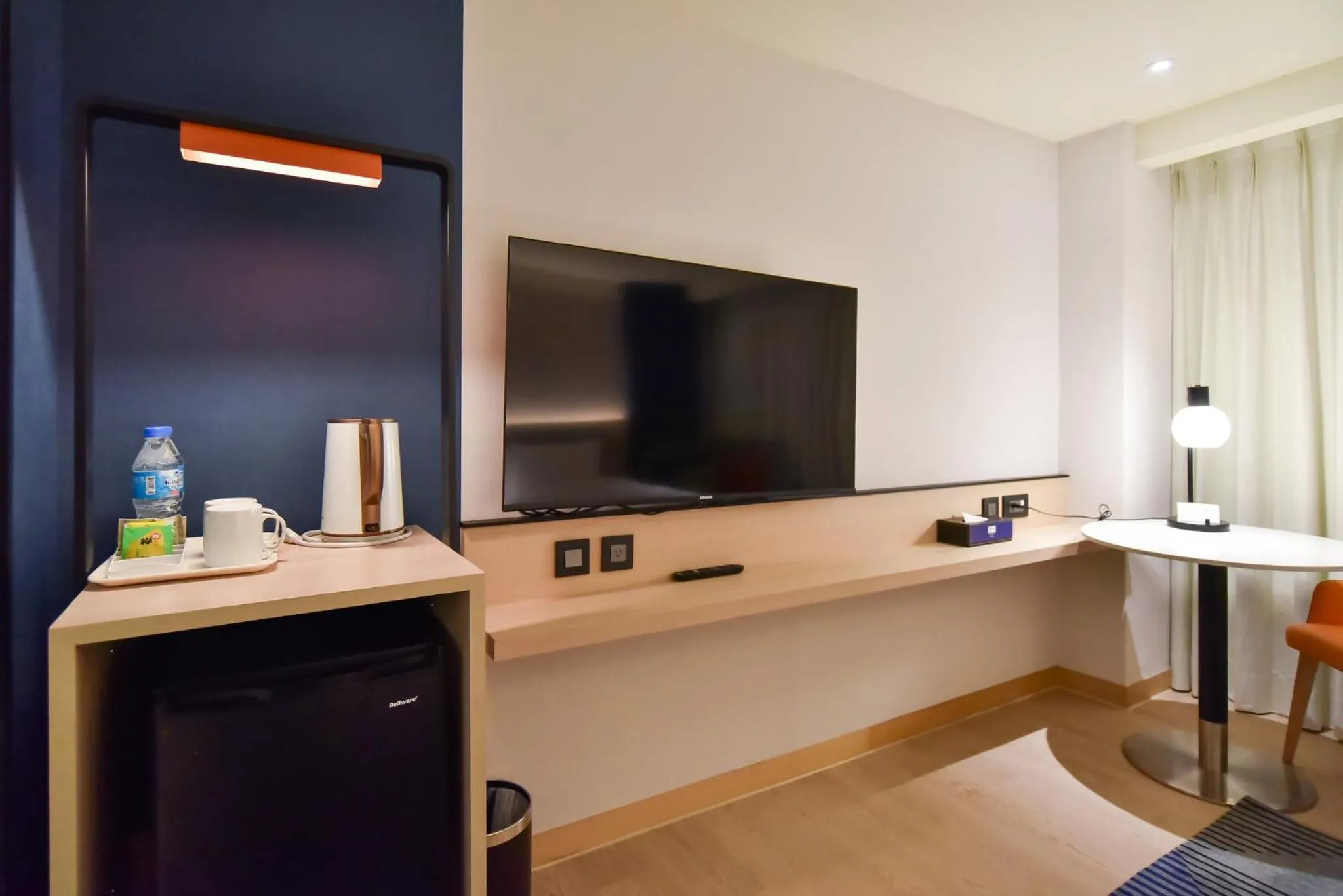 Photo of the whole room in Holiday Inn Express Taipei Train Station by IHG