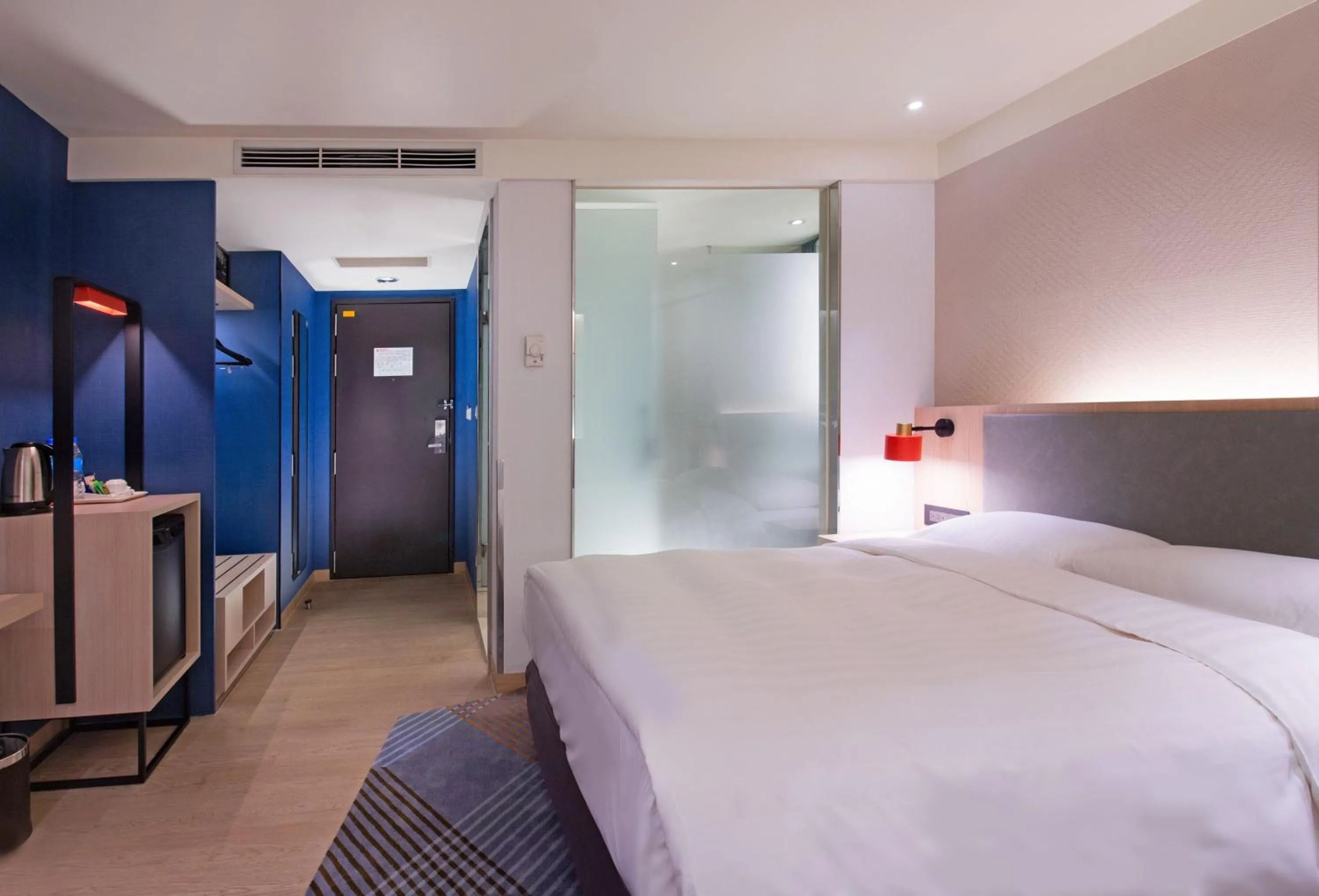 Bed in Holiday Inn Express Taipei Train Station by IHG