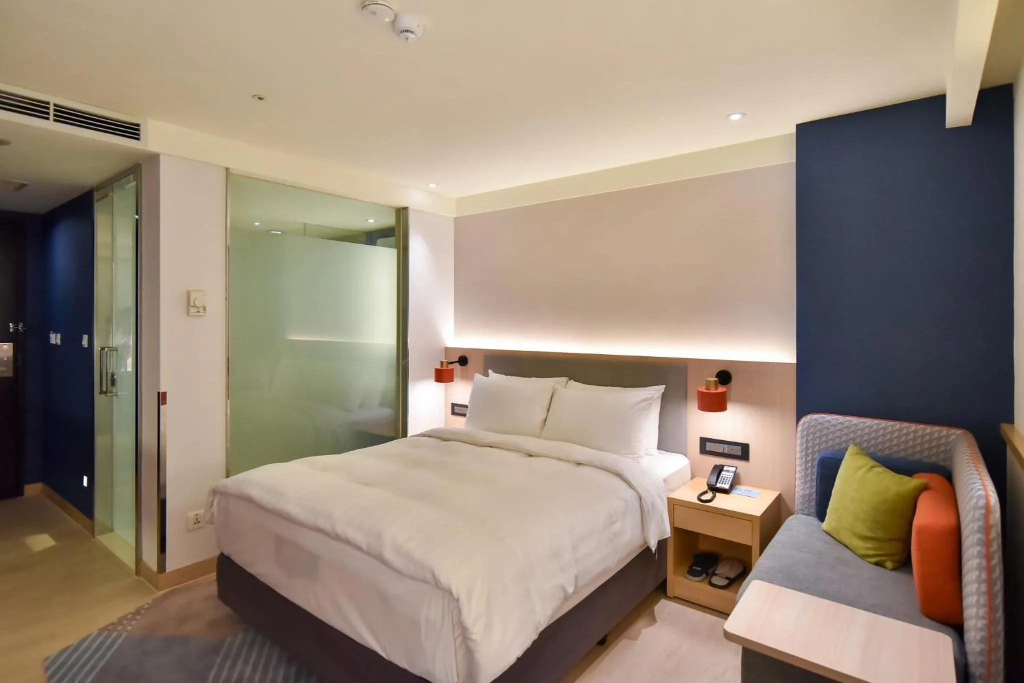 Photo of the whole room, Bed in Holiday Inn Express Taipei Train Station by IHG