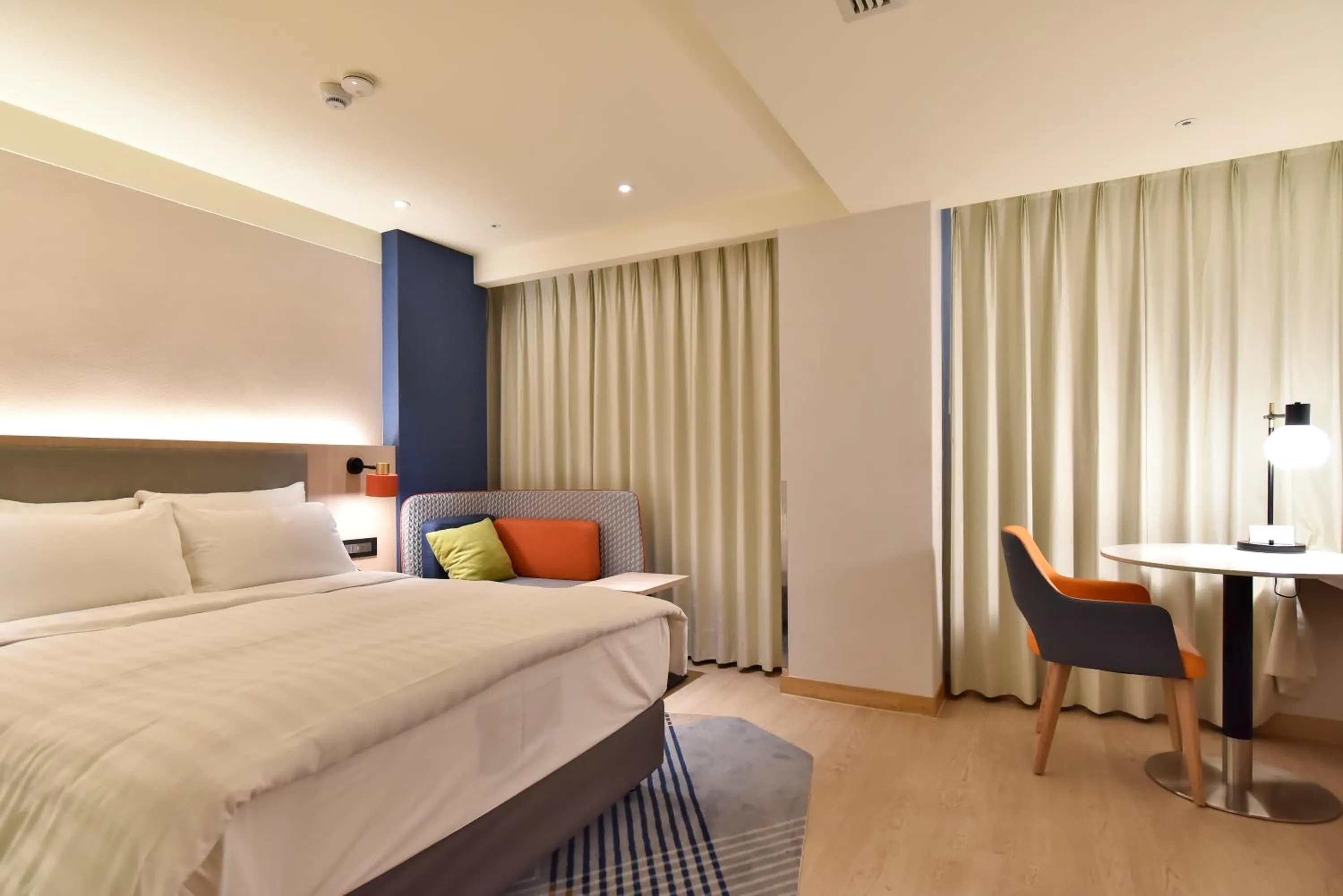 Bed in Holiday Inn Express Taipei Train Station by IHG