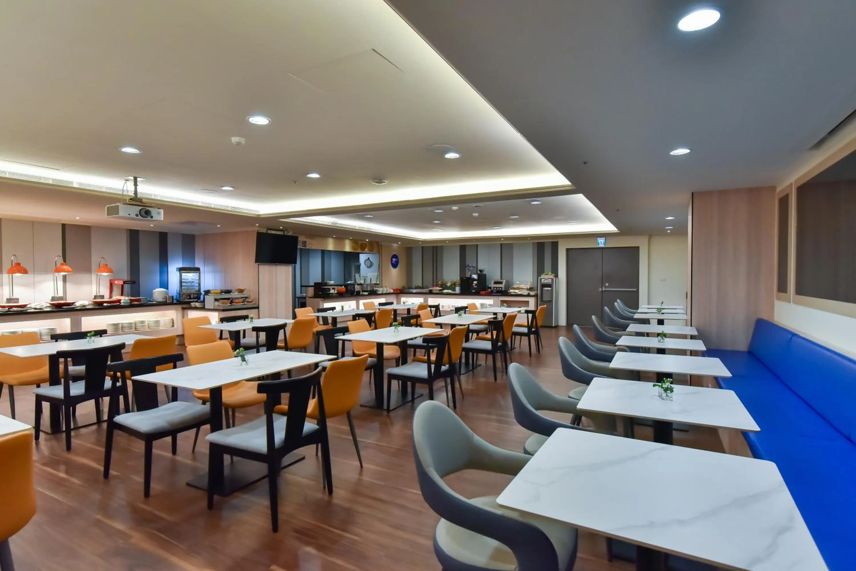 Restaurant/places to eat in Holiday Inn Express Taipei Train Station by IHG