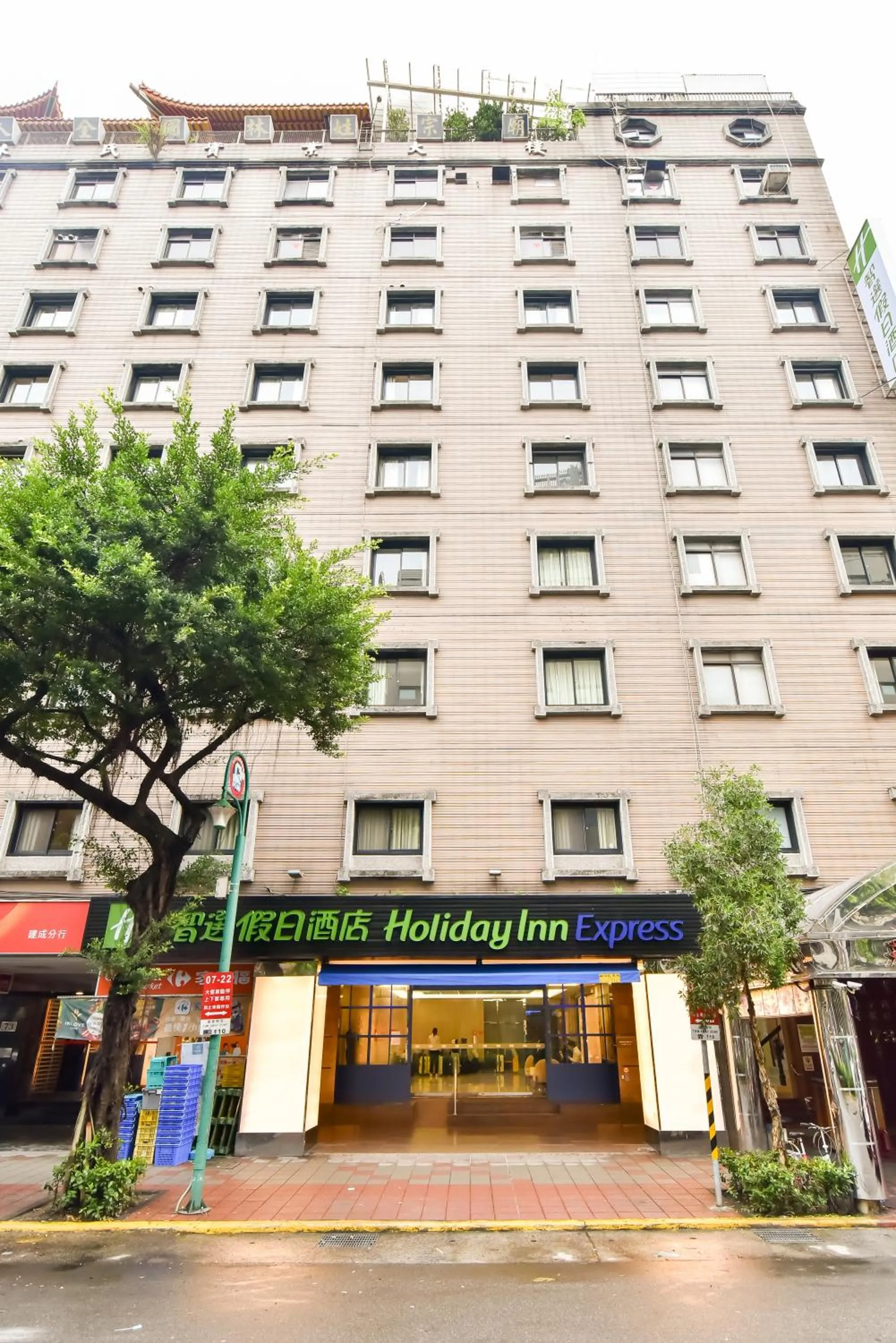 Property building in Holiday Inn Express Taipei Train Station by IHG