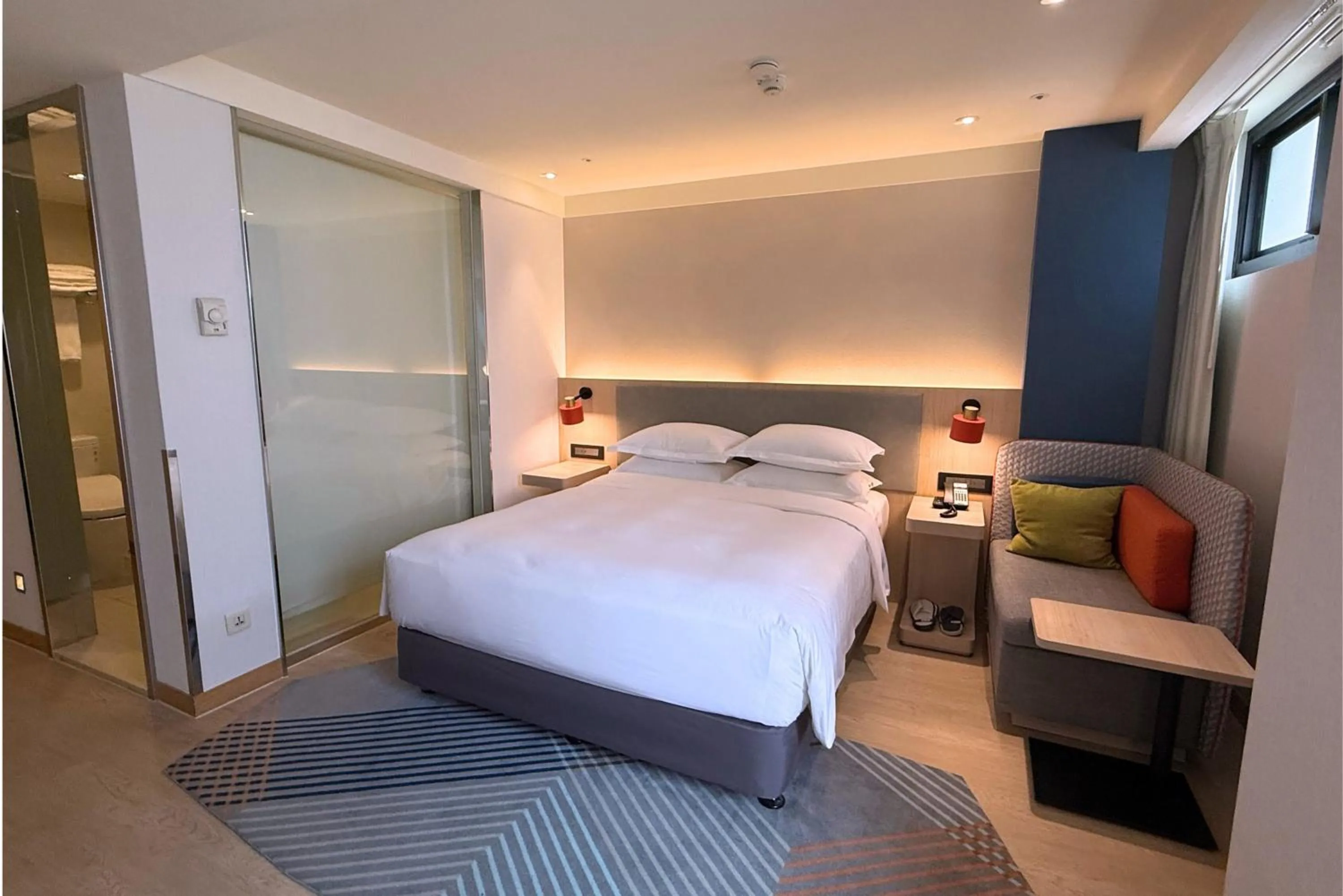 Photo of the whole room, Bed in Holiday Inn Express Taipei Train Station by IHG