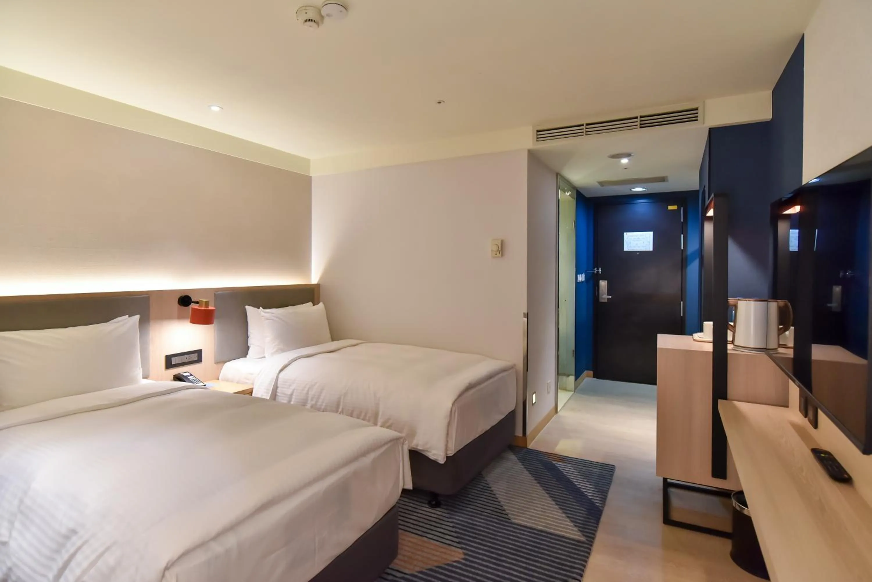 Bed in Holiday Inn Express Taipei Train Station by IHG
