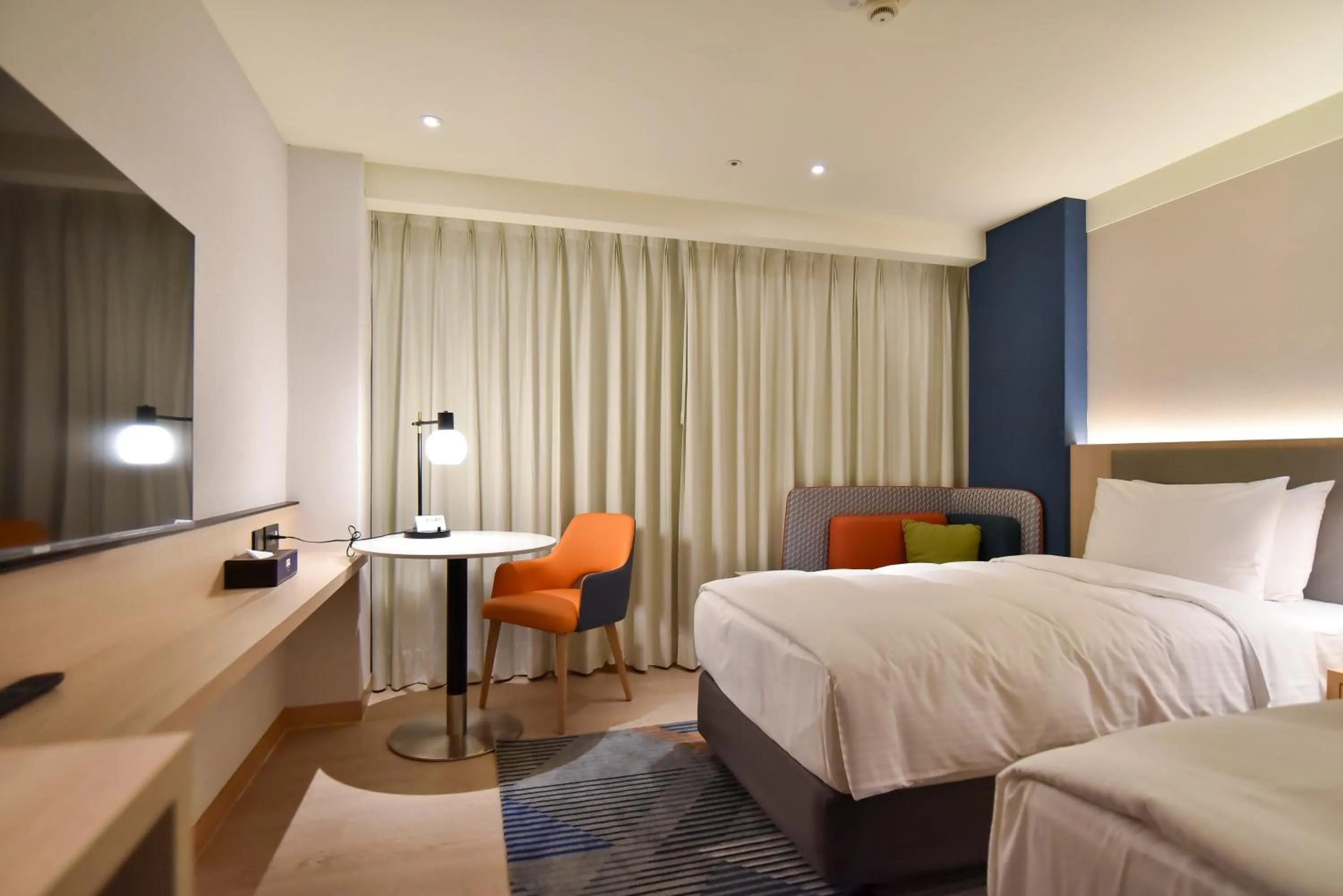 Bed in Holiday Inn Express Taipei Train Station by IHG