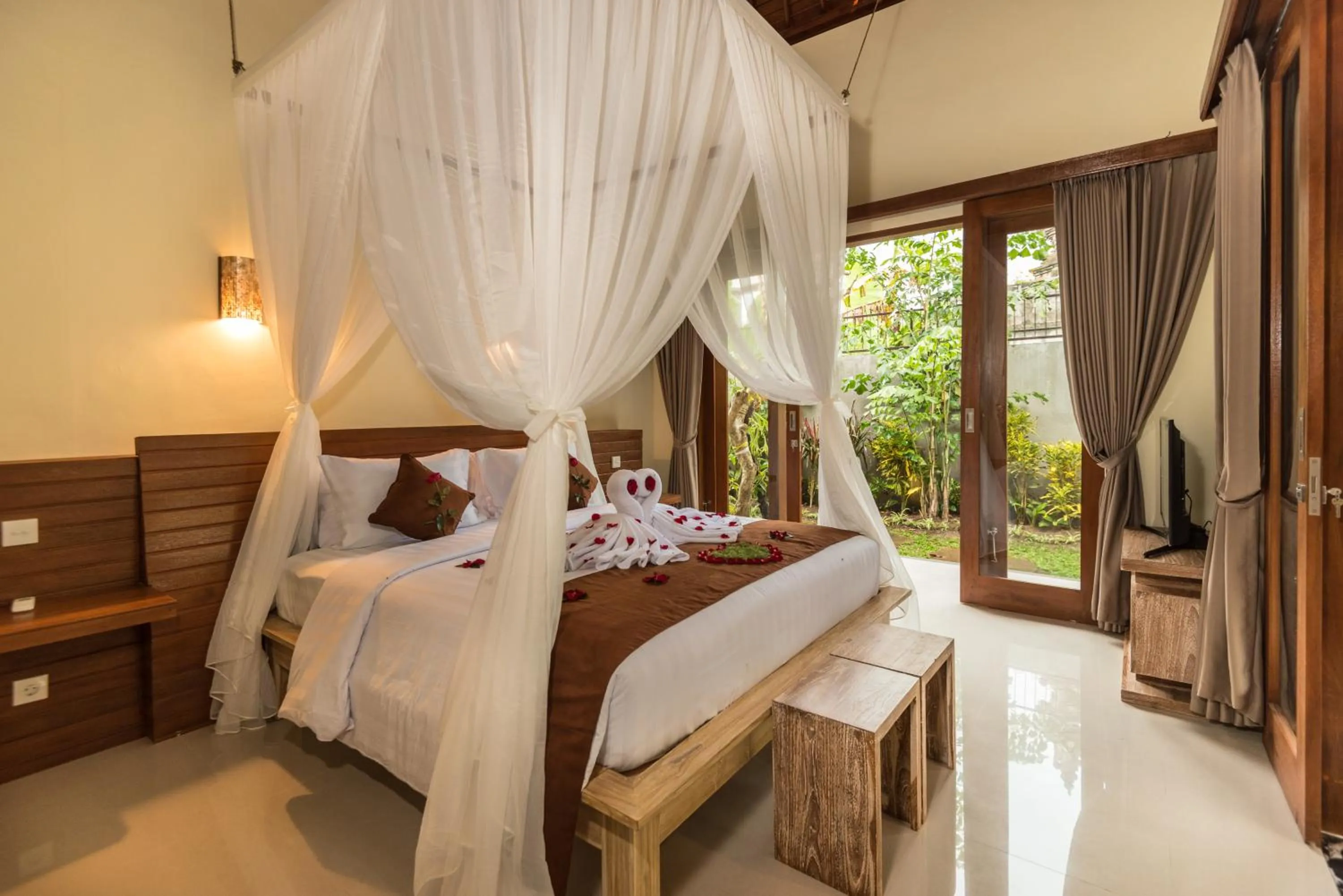 Bed in Secret Bunutan Ubud Villa