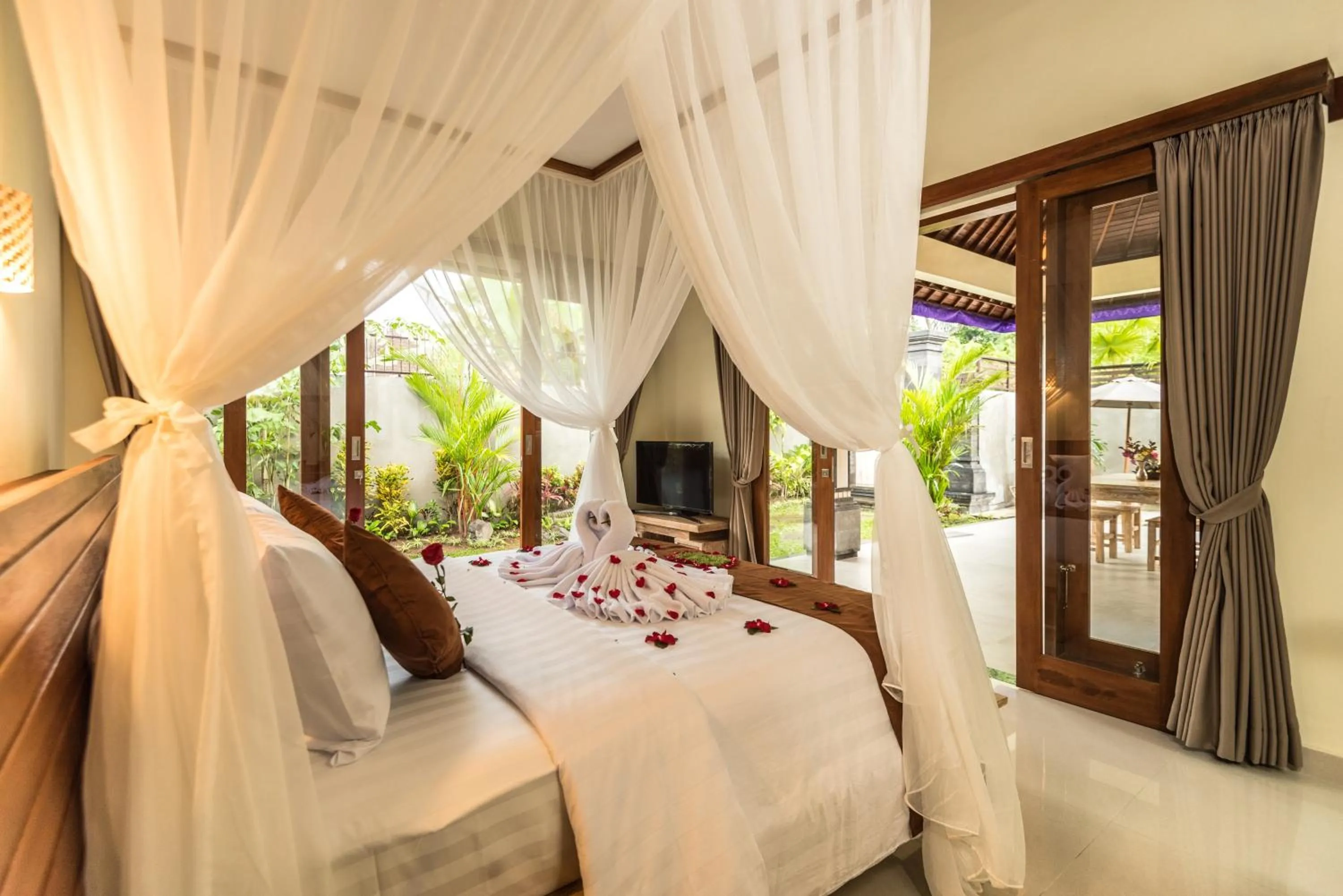 Bed in Secret Bunutan Ubud Villa