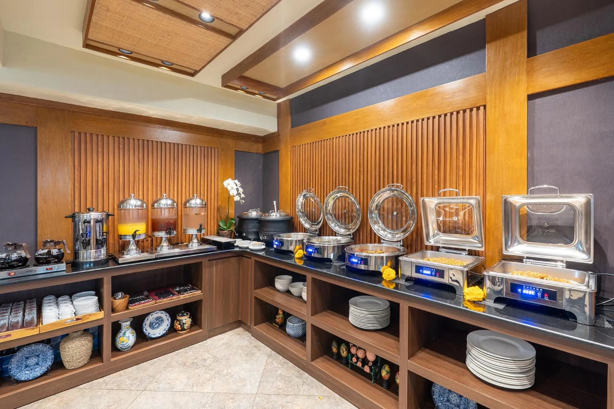 Restaurant/places to eat in Villa Kayu Raja