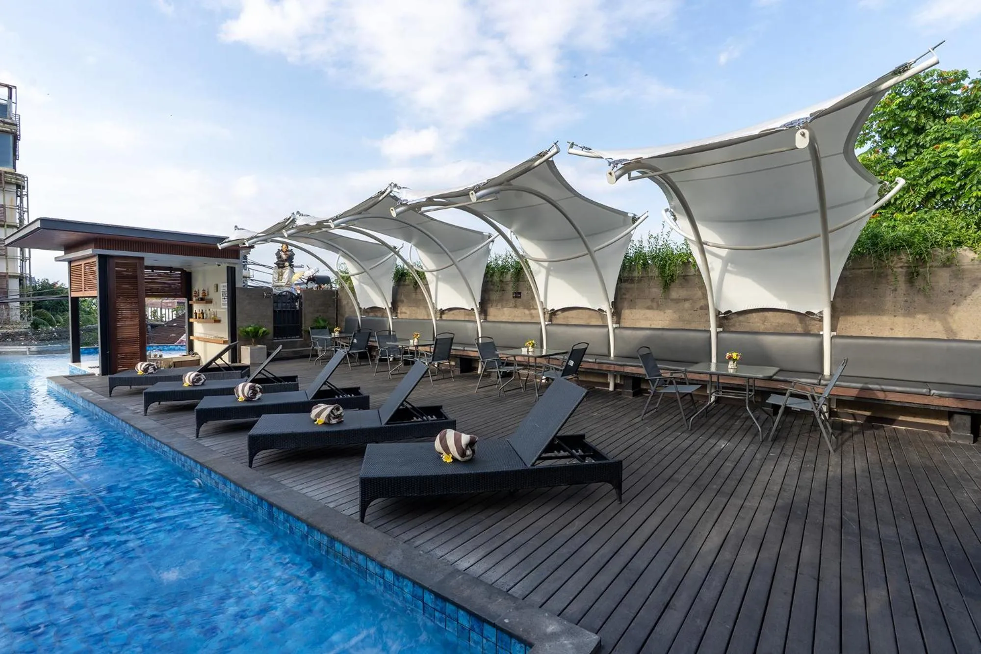 Restaurant/places to eat in Villa Kayu Raja