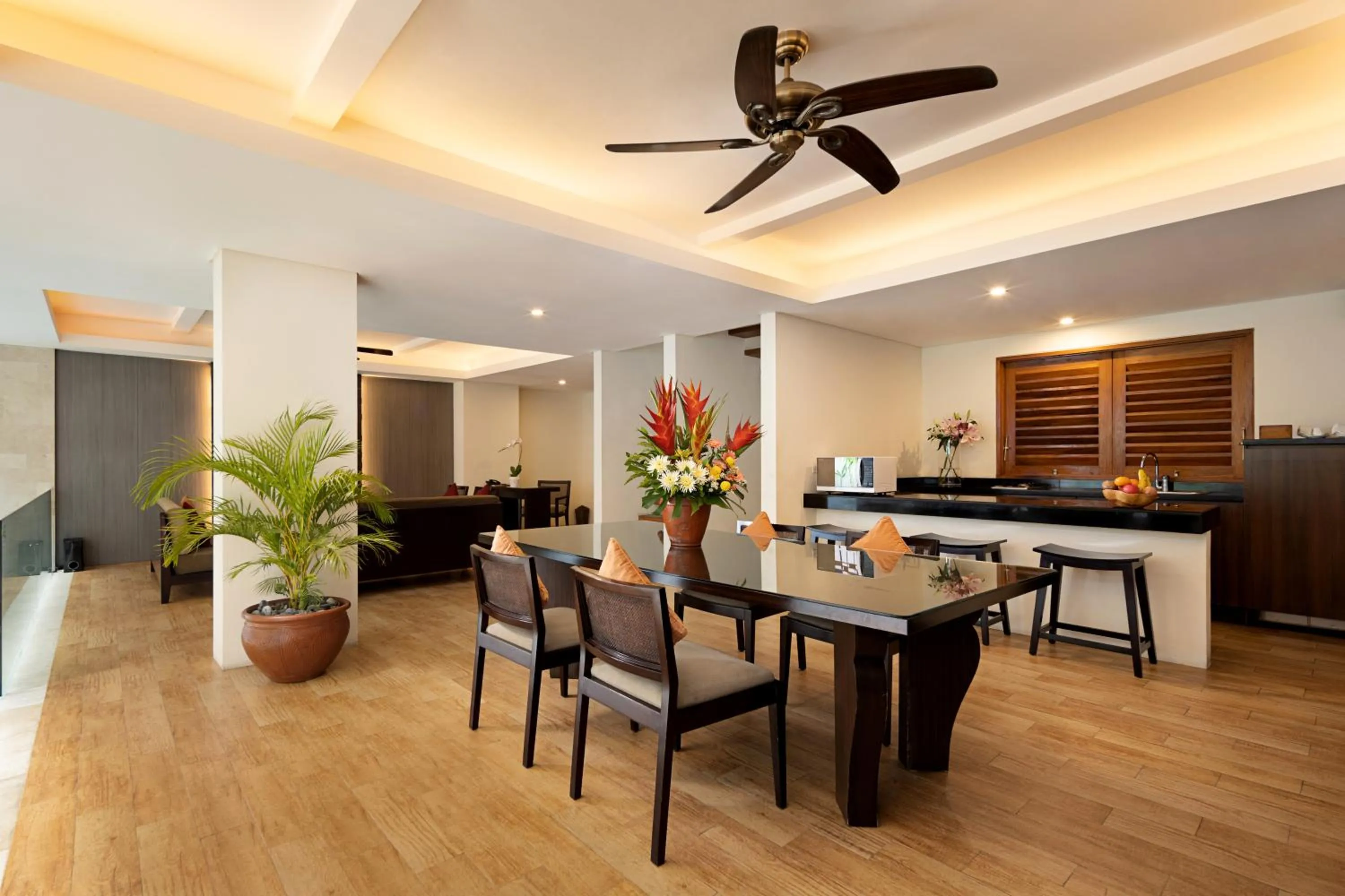 Kitchen or kitchenette in Villa Kayu Raja