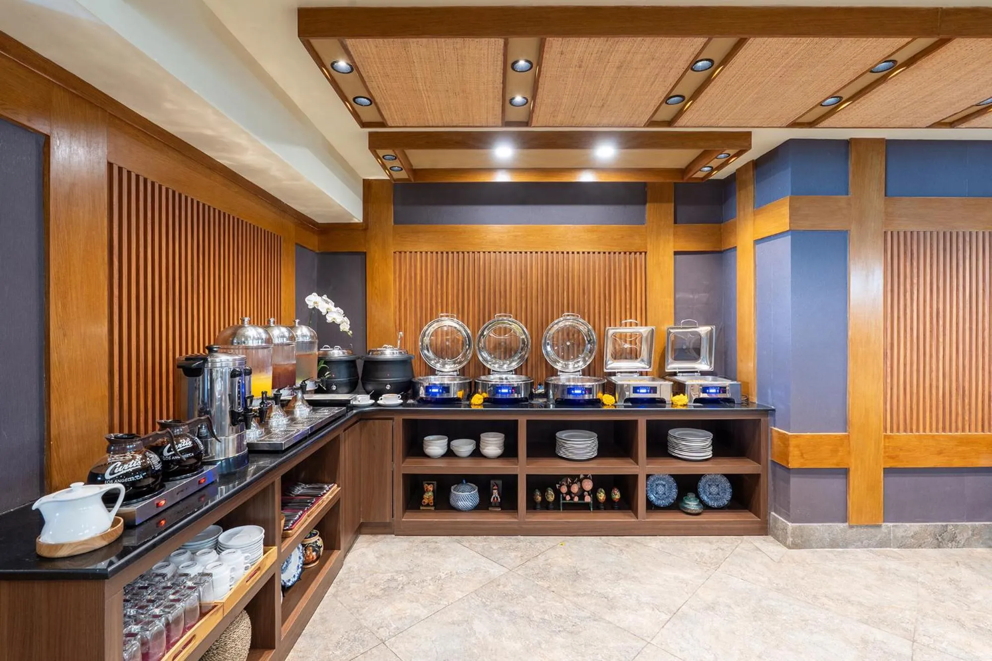 Restaurant/places to eat in Villa Kayu Raja