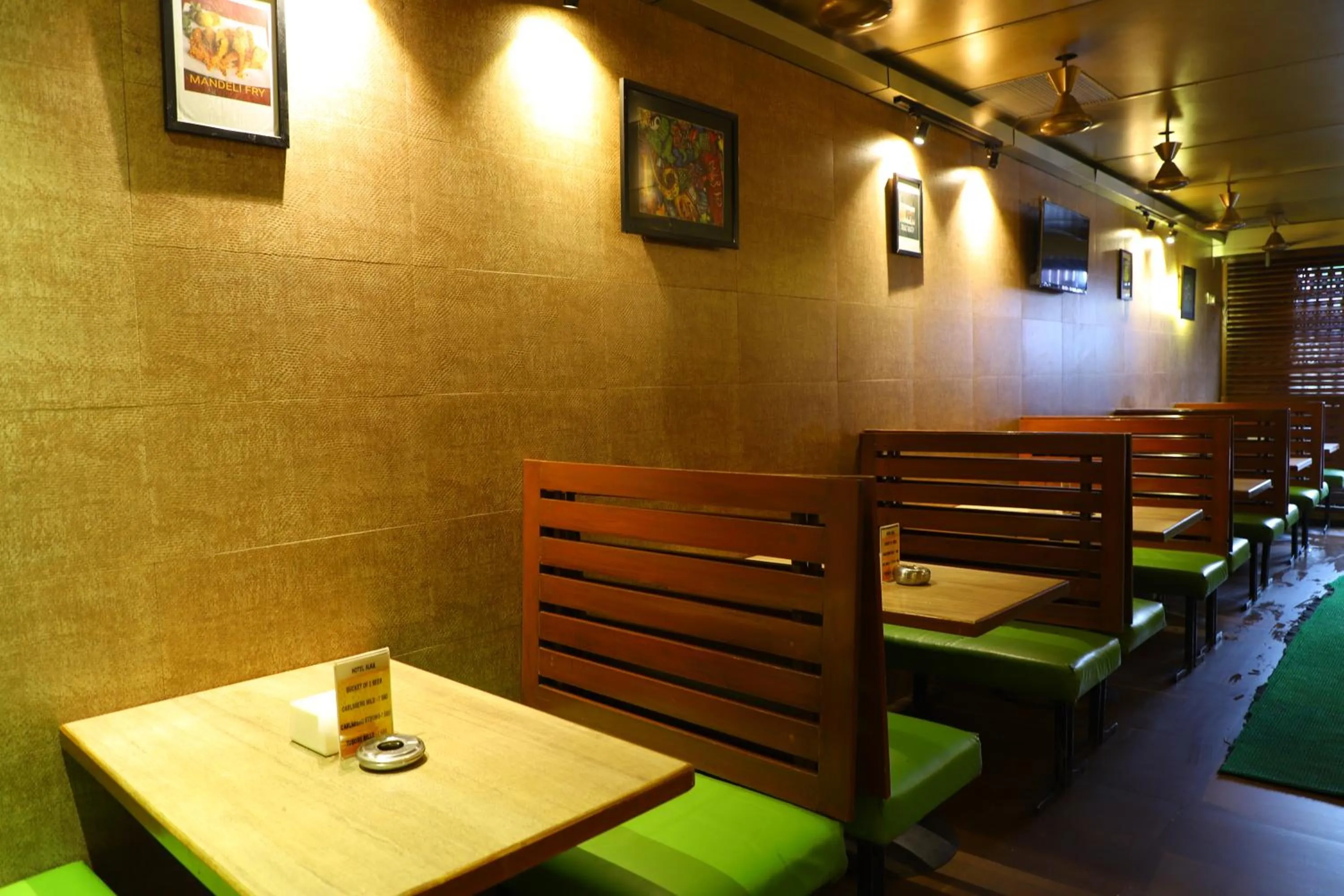 Restaurant/places to eat in Hotel Alka Residency