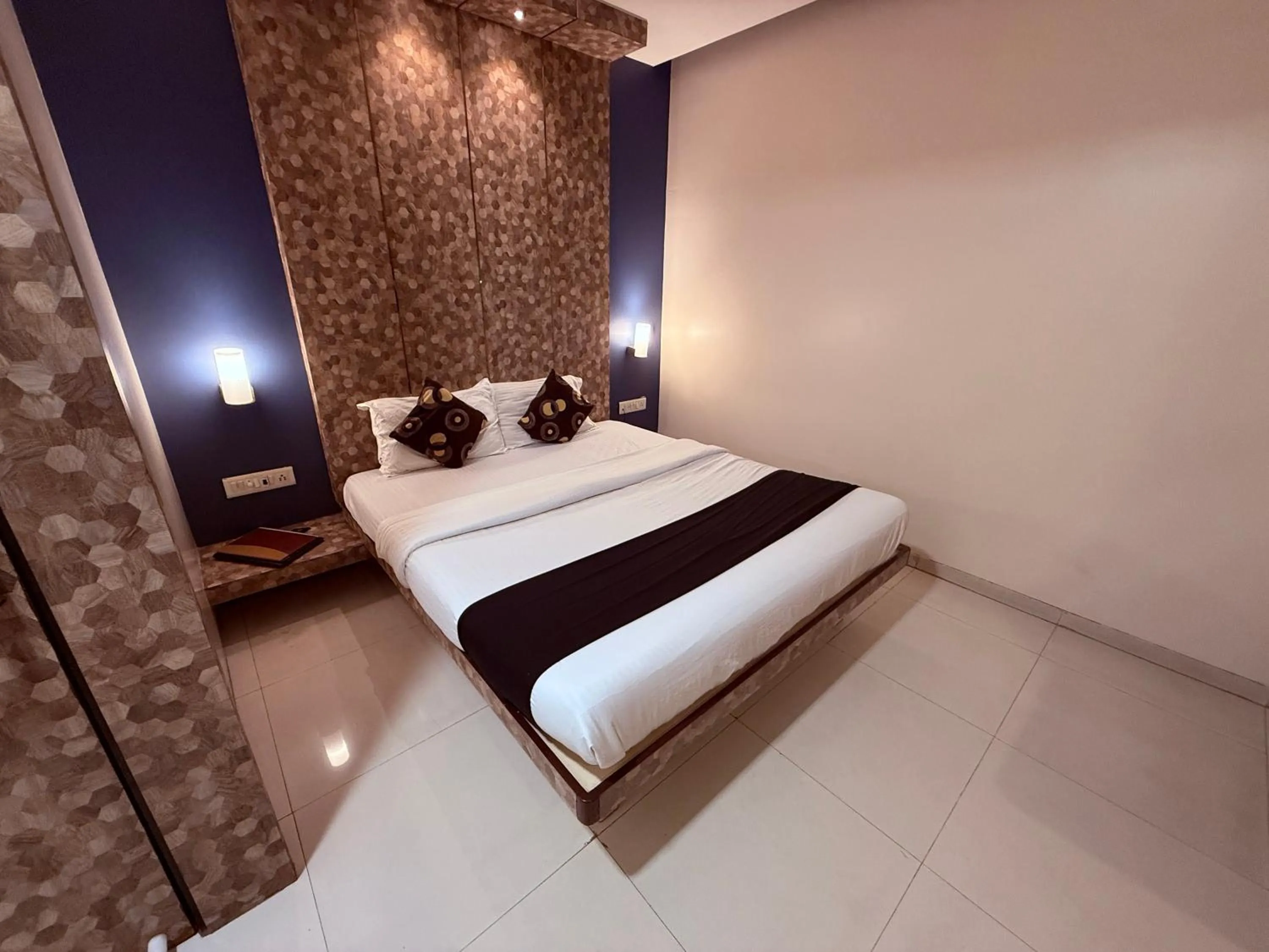 Bed in Hotel Alka Residency