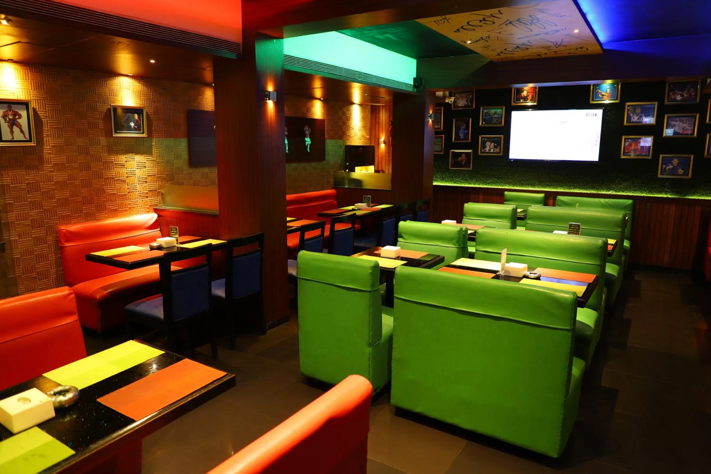 Restaurant/places to eat in Hotel Alka Residency