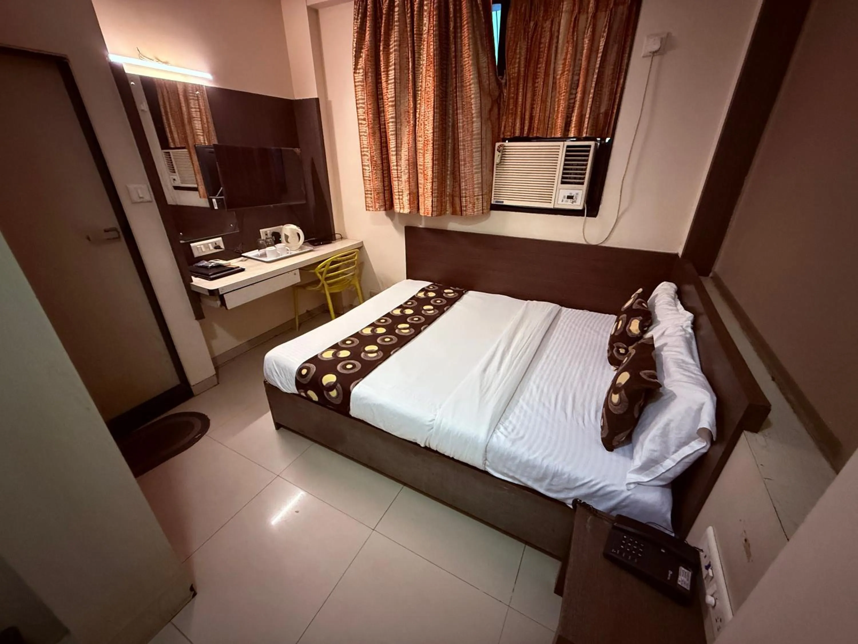 Bed in Hotel Alka Residency
