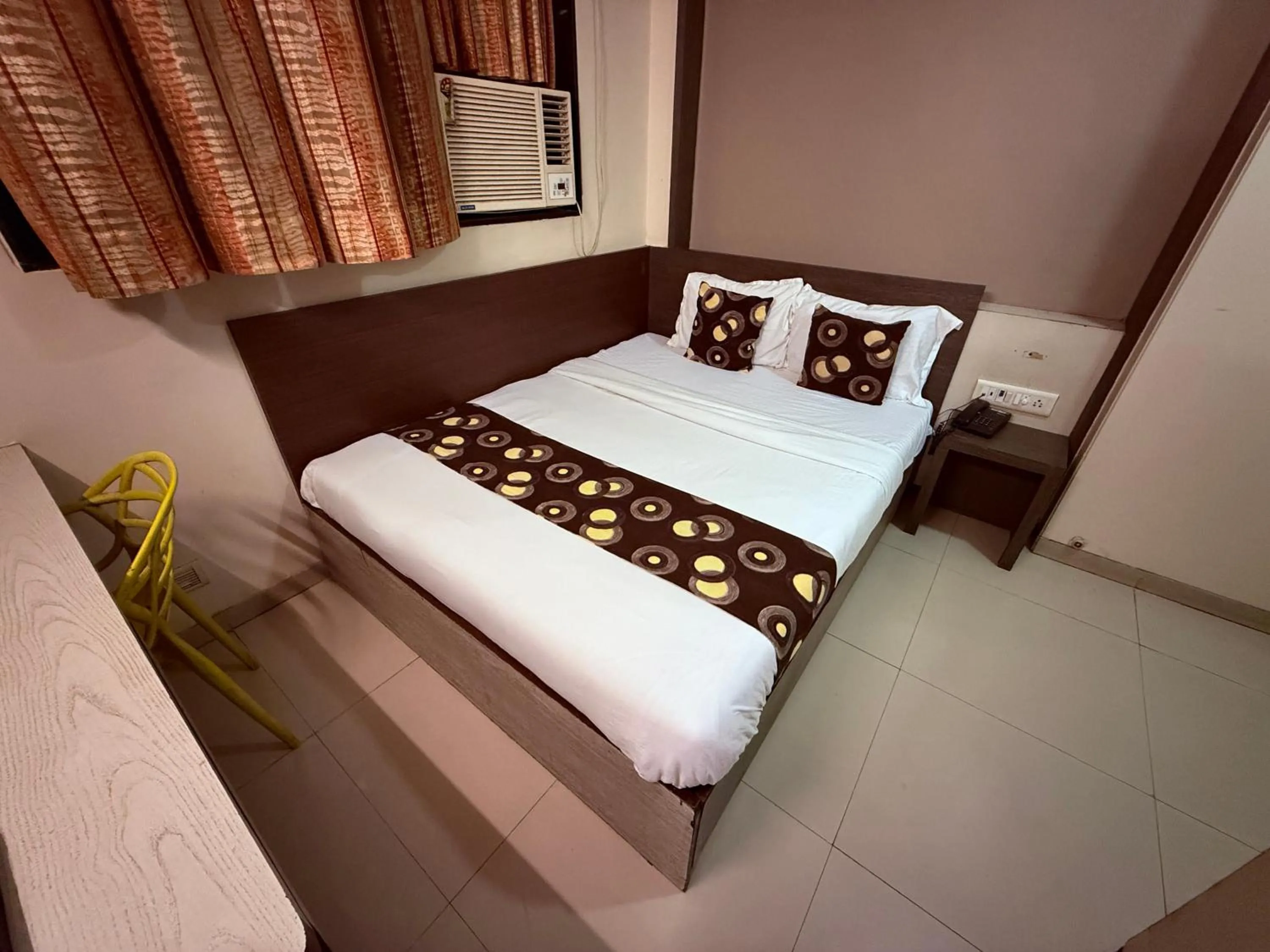 Bed in Hotel Alka Residency