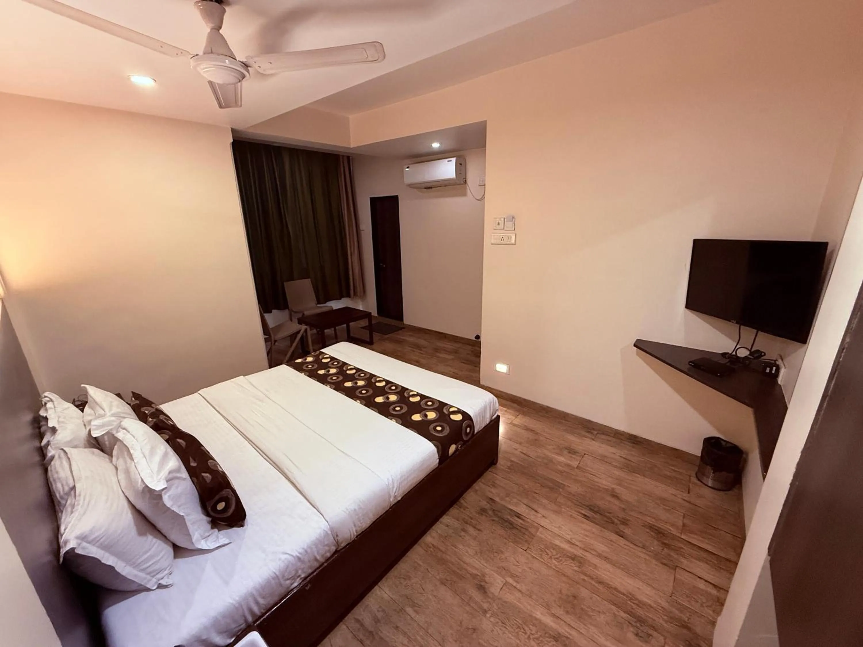 Bed in Hotel Alka Residency