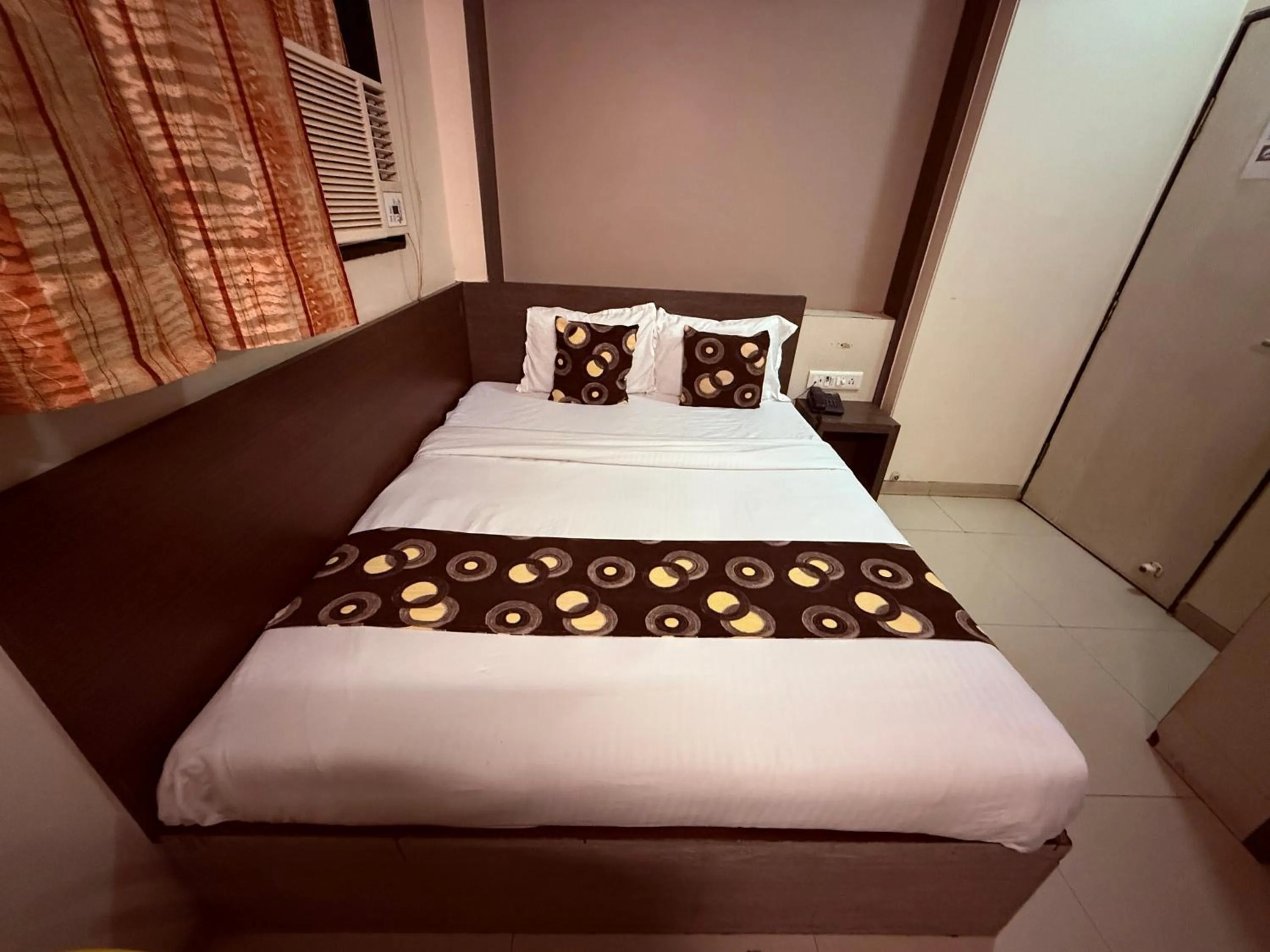 Bed in Hotel Alka Residency