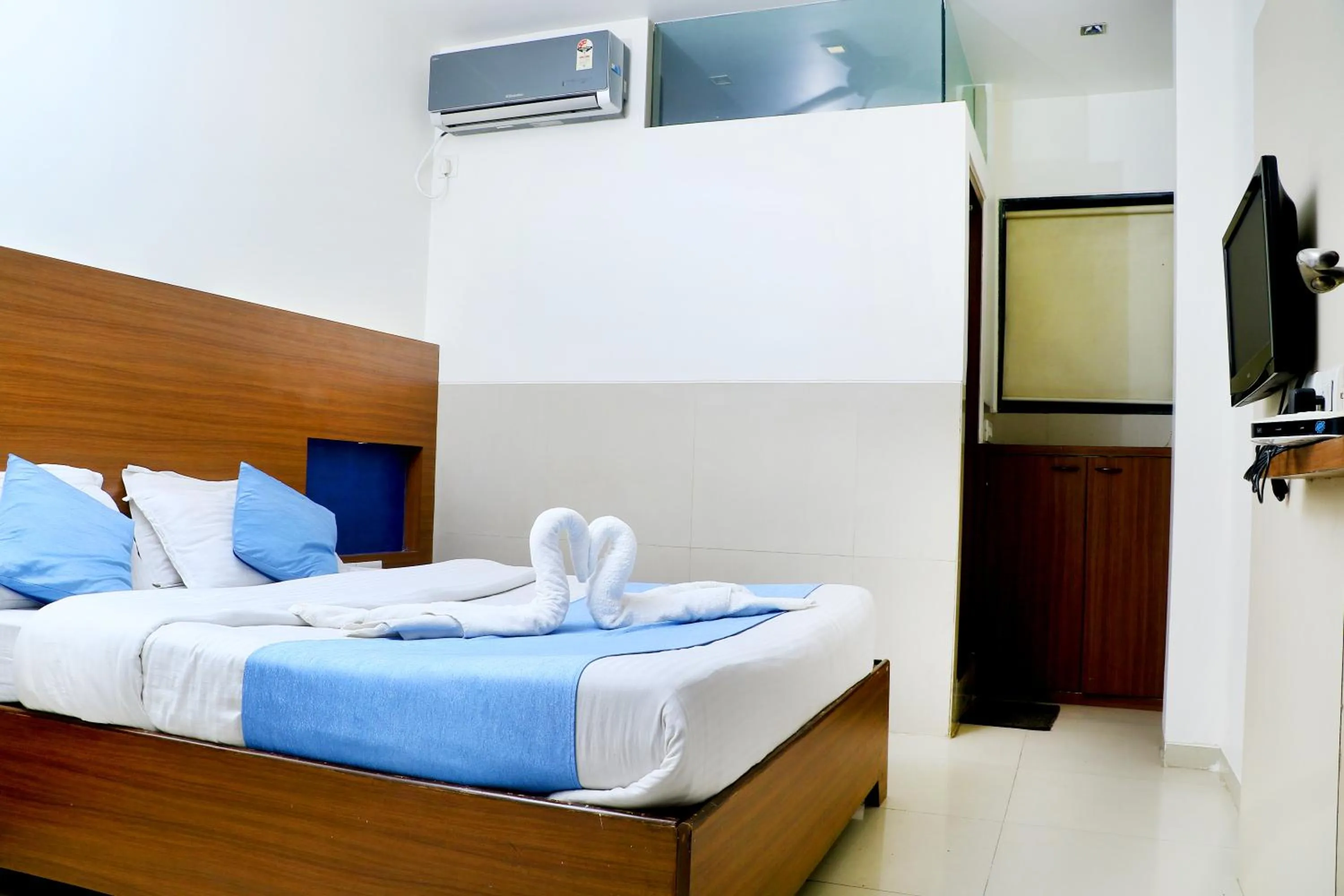 Bed in Hotel Alka Residency