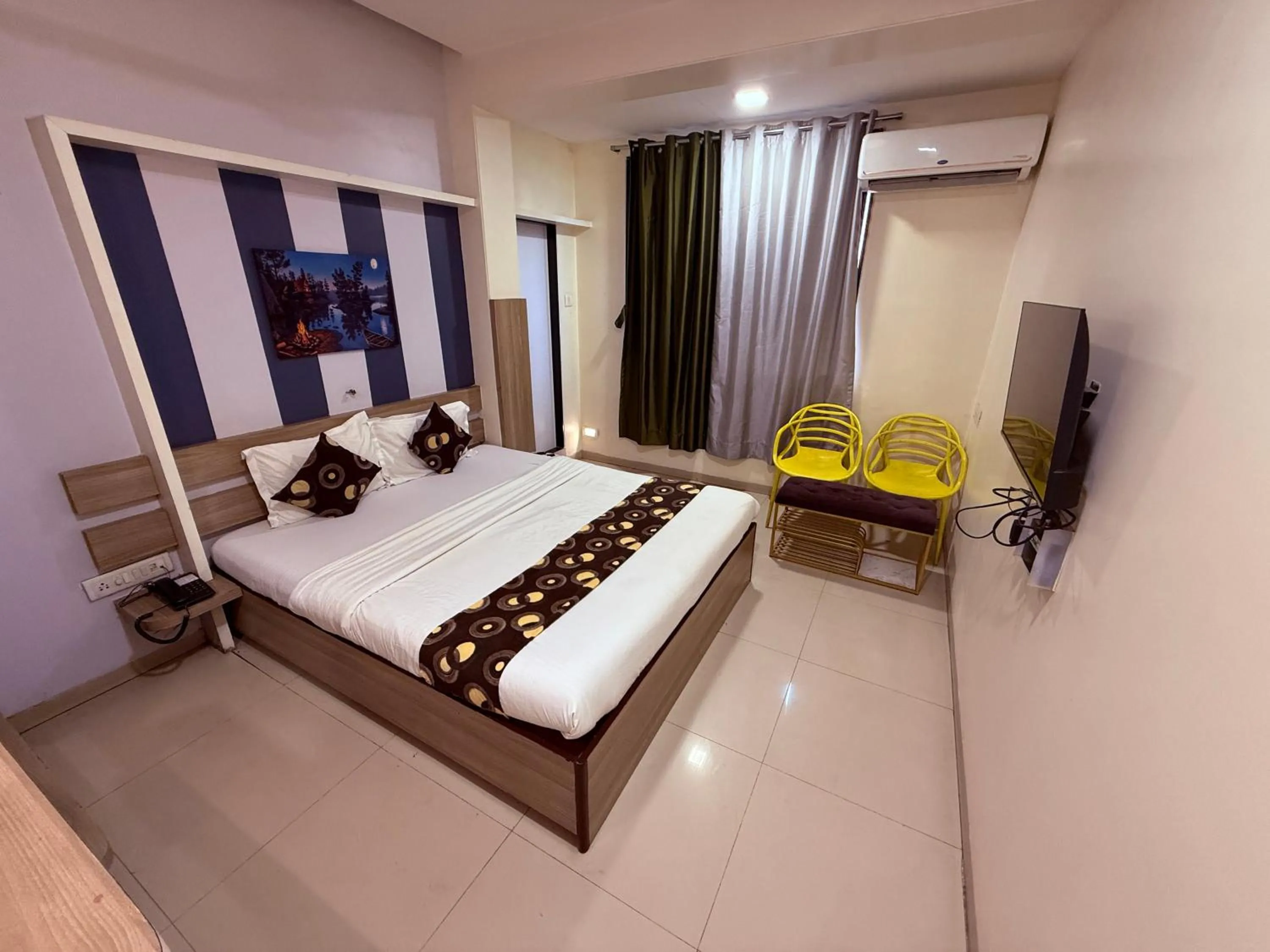 Bed in Hotel Alka Residency