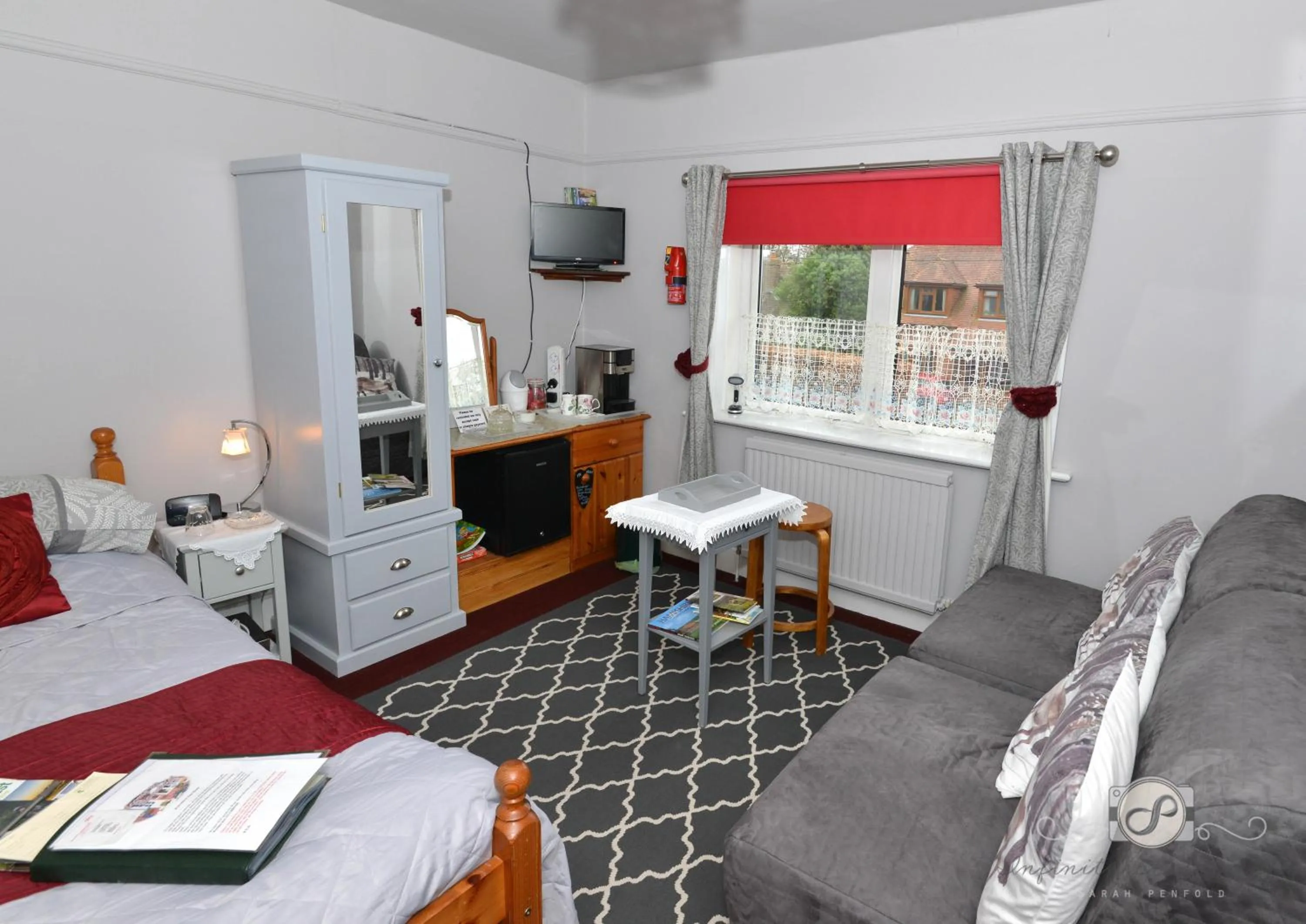 Seating area, Bed in Rosedale Bed and Breakfast