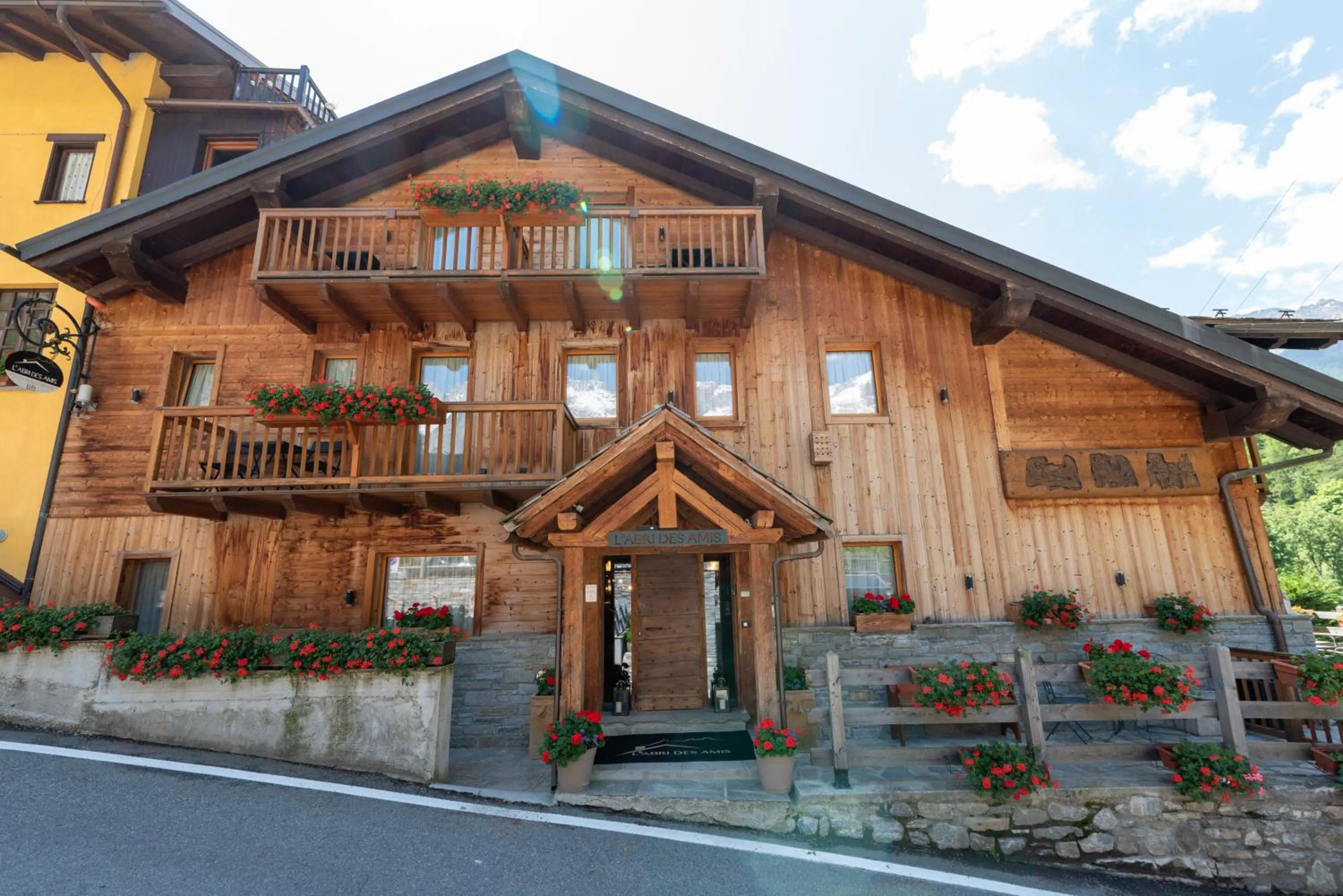 Property building in L'Abri des Amis