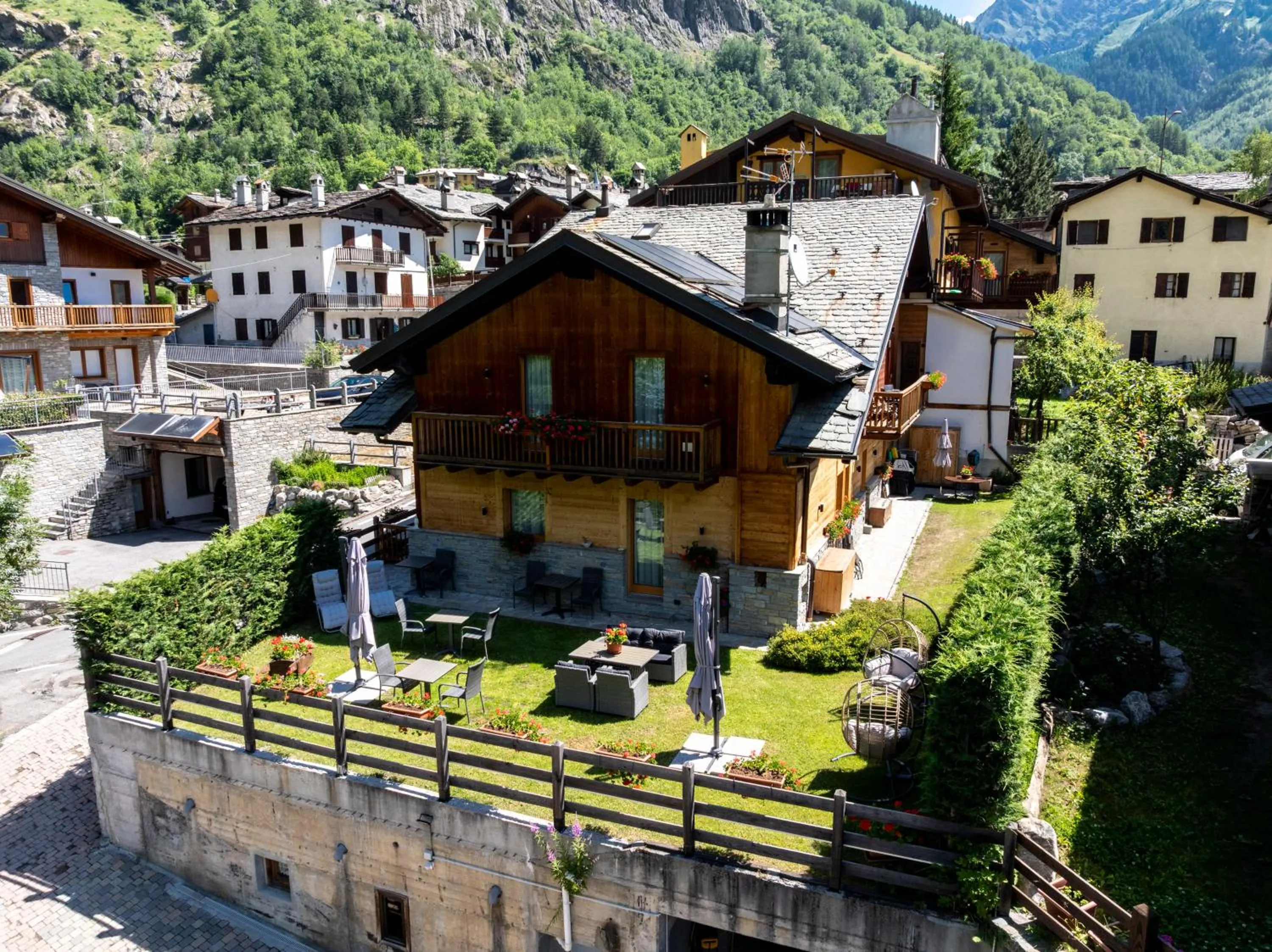 Property building in L'Abri des Amis