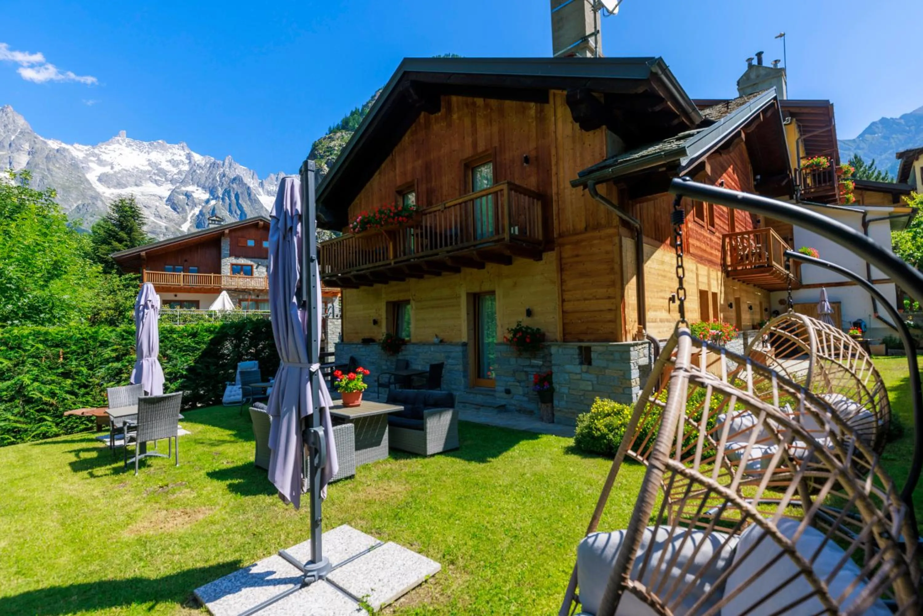 Property building in L'Abri des Amis