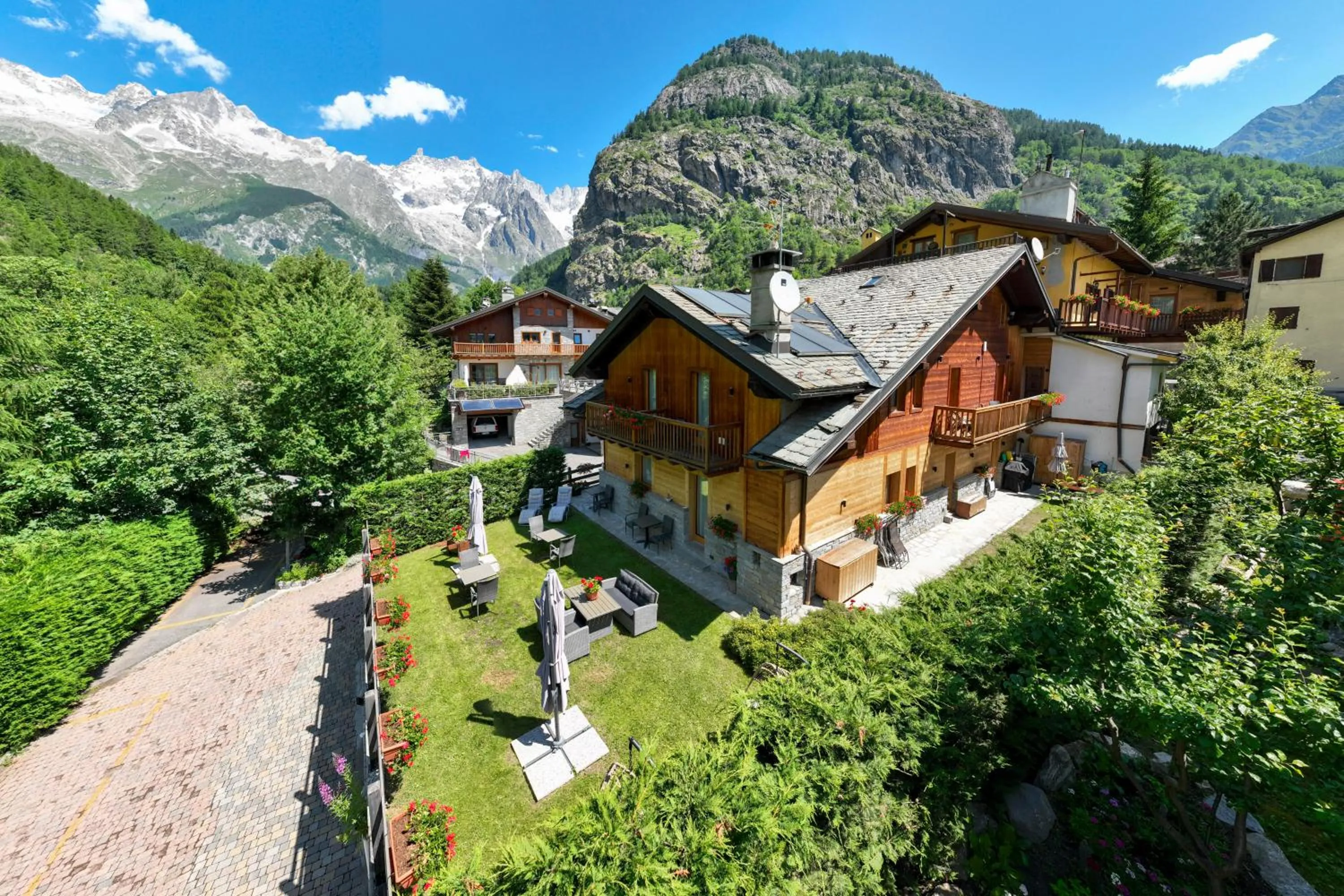 Property building in L'Abri des Amis