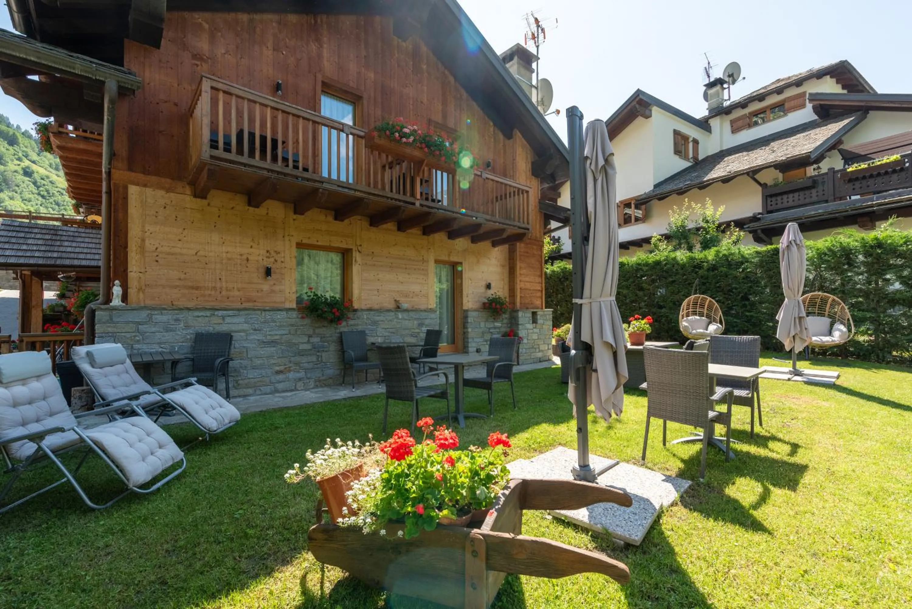 Property building in L'Abri des Amis