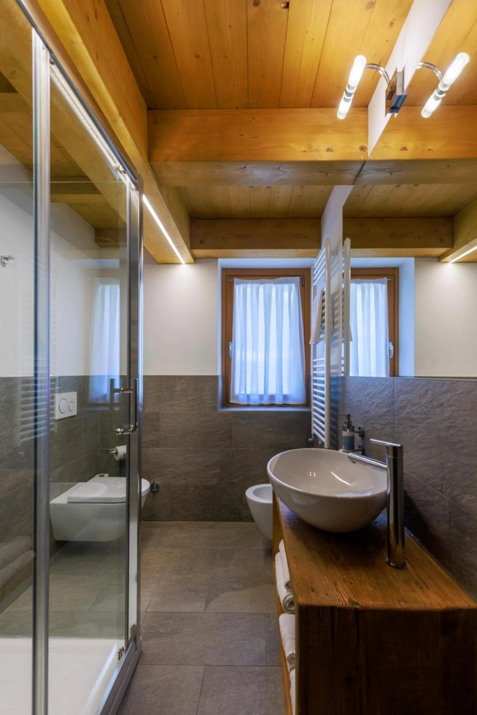 Shower in L'Abri des Amis