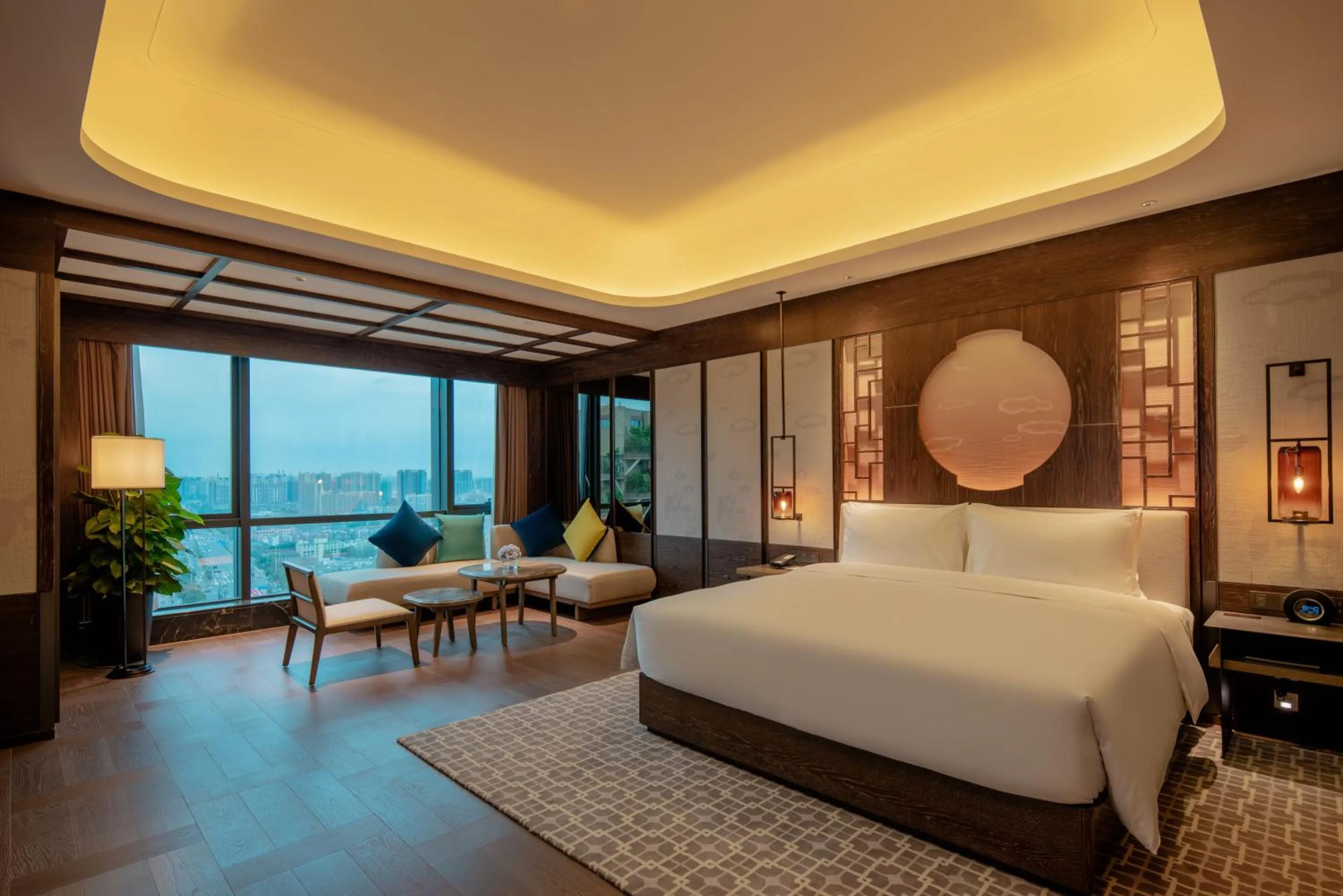 Photo of the whole room, Bed in CYNN XANADU Hotel Chengdu