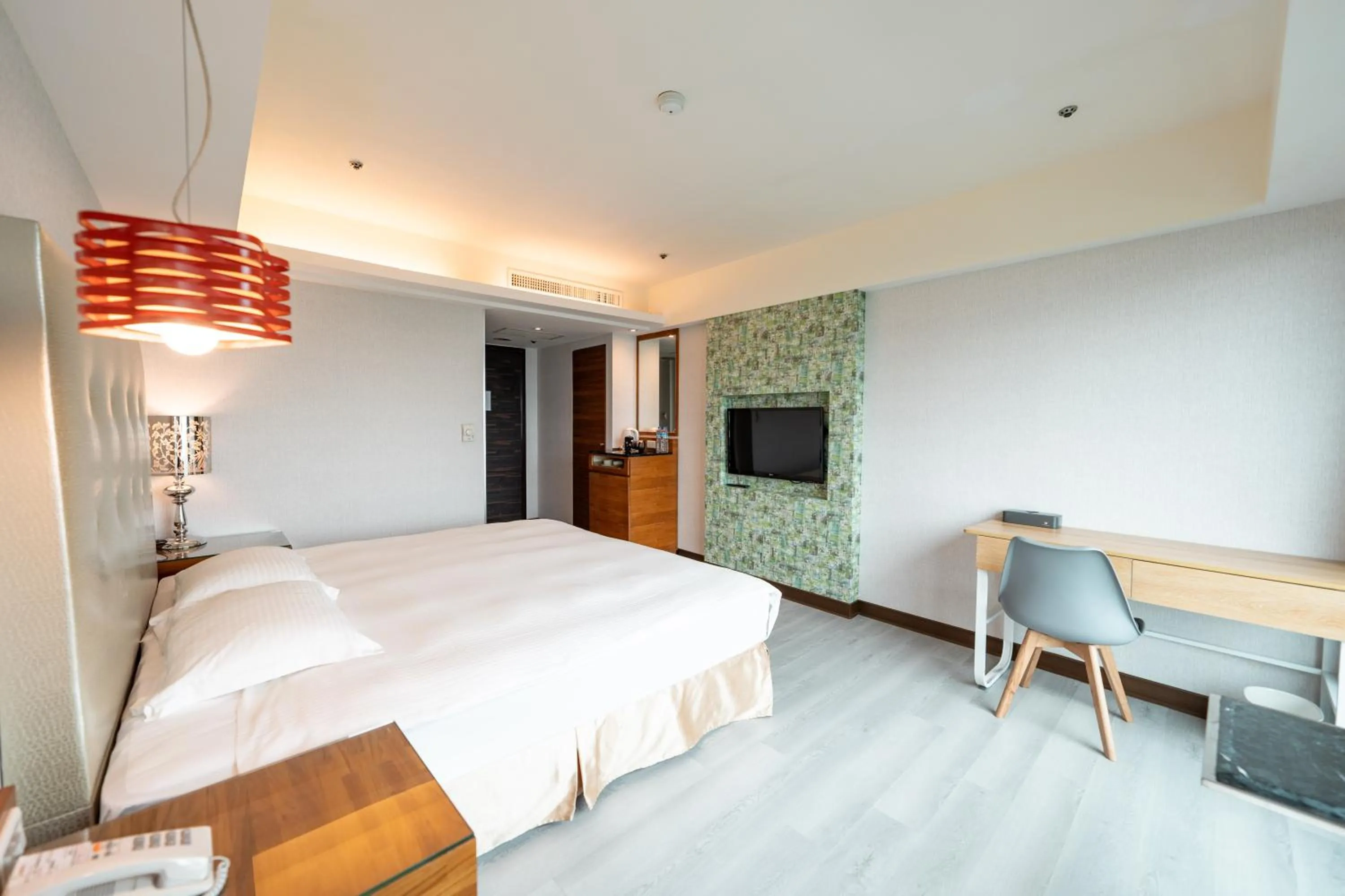 Photo of the whole room, Bed in 觀海樓海景大飯店 Hotel Cloud Riverside