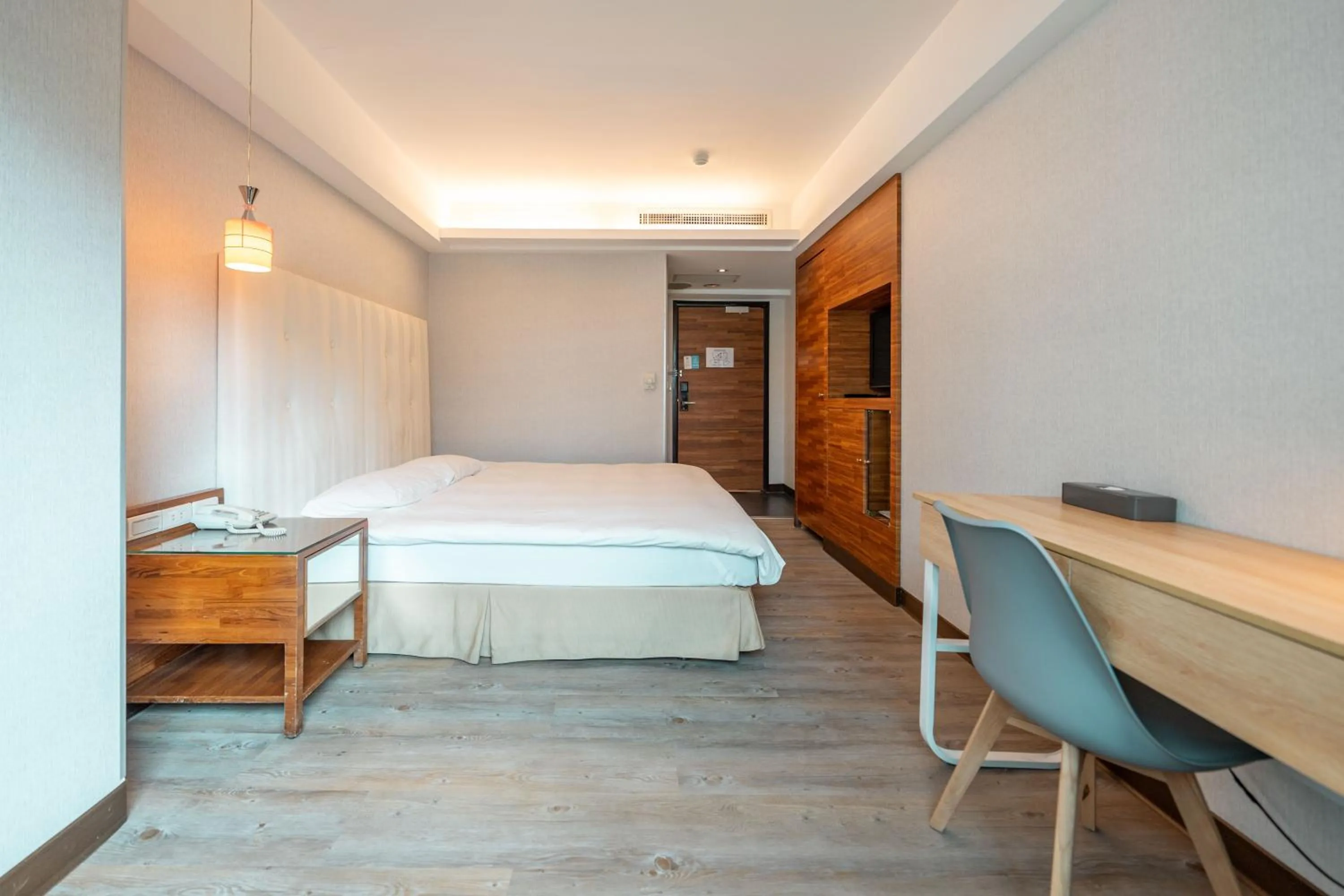 Photo of the whole room, Bed in 觀海樓海景大飯店 Hotel Cloud Riverside