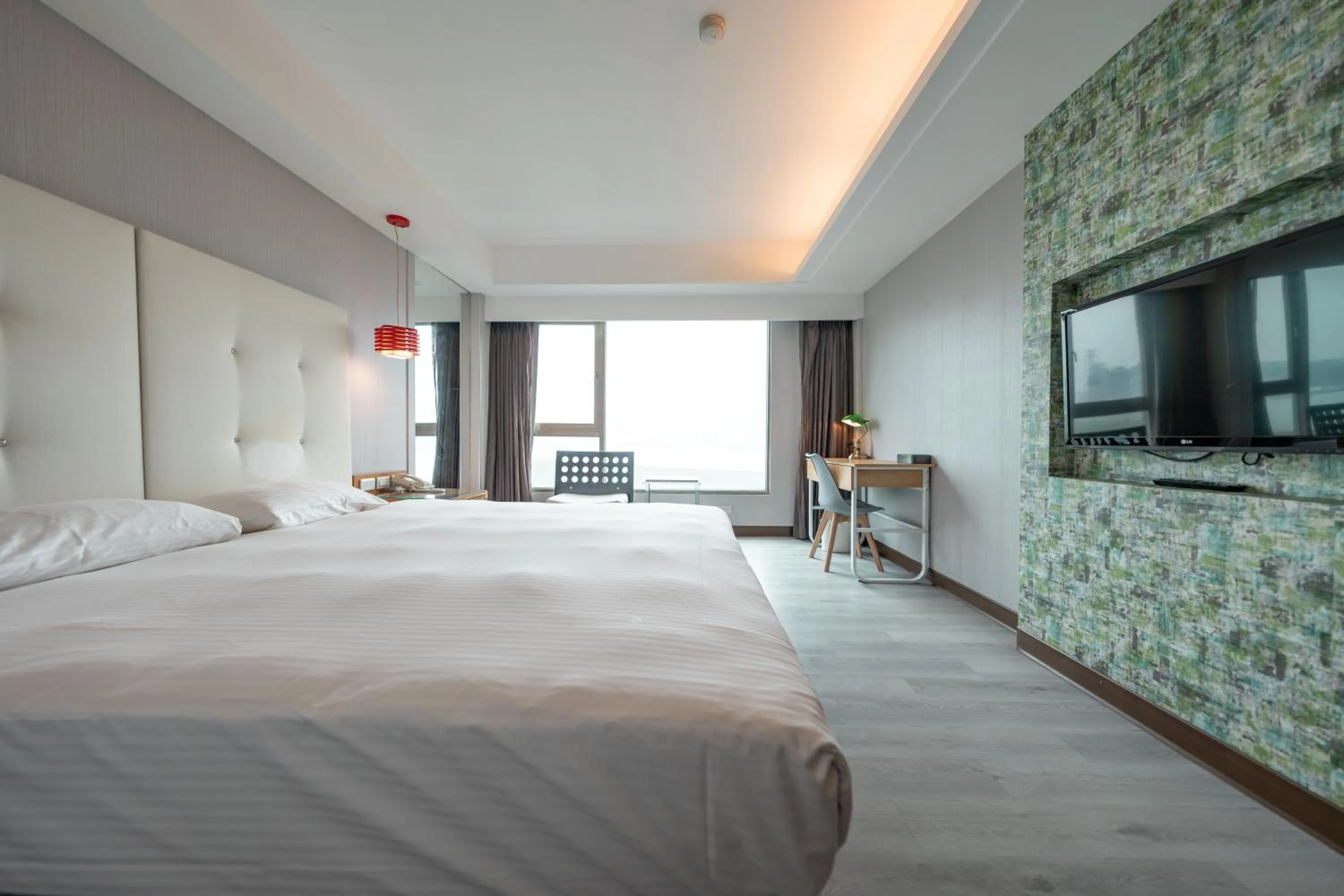 Photo of the whole room, Bed in 觀海樓海景大飯店 Hotel Cloud Riverside