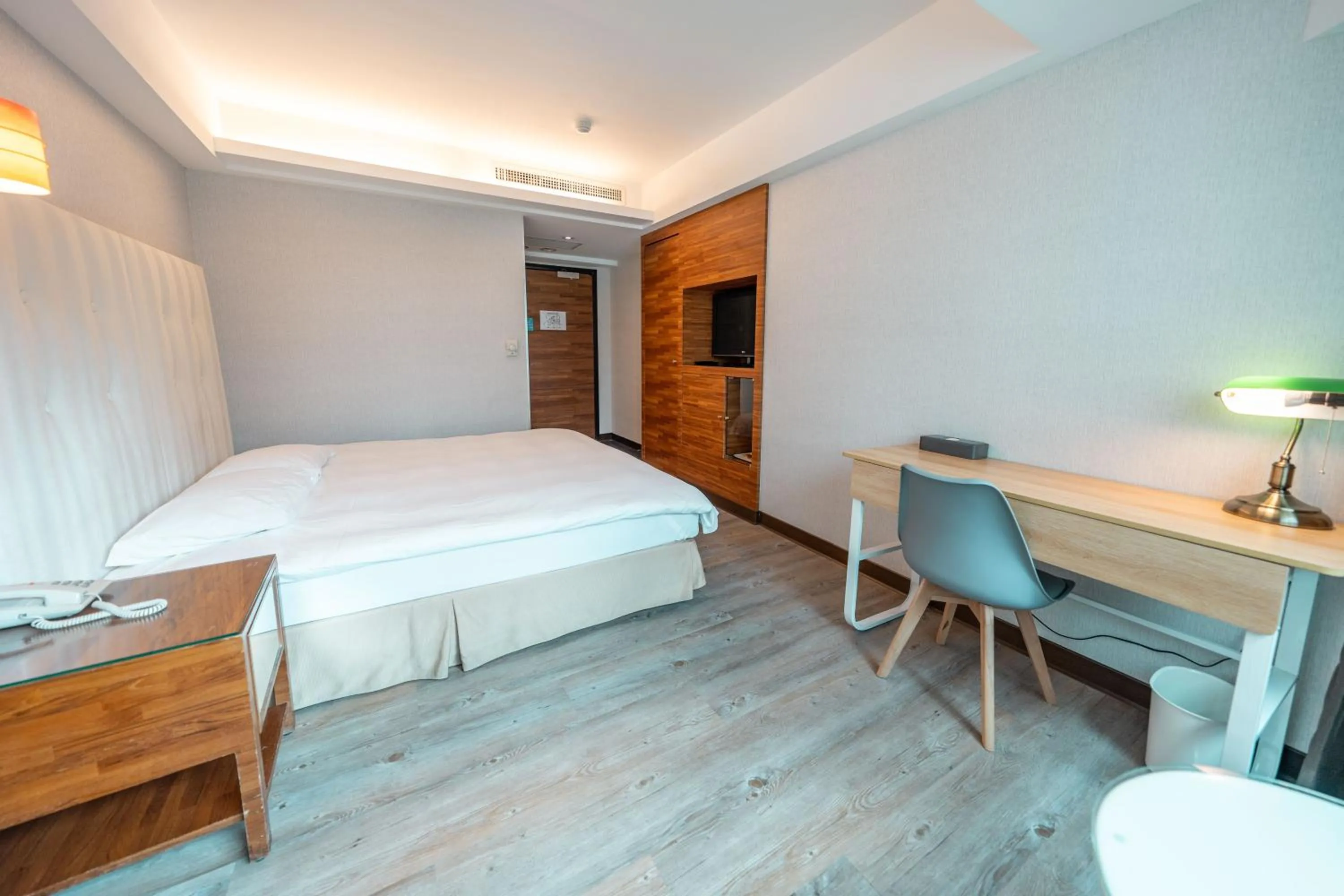 Photo of the whole room, Bed in 觀海樓海景大飯店 Hotel Cloud Riverside