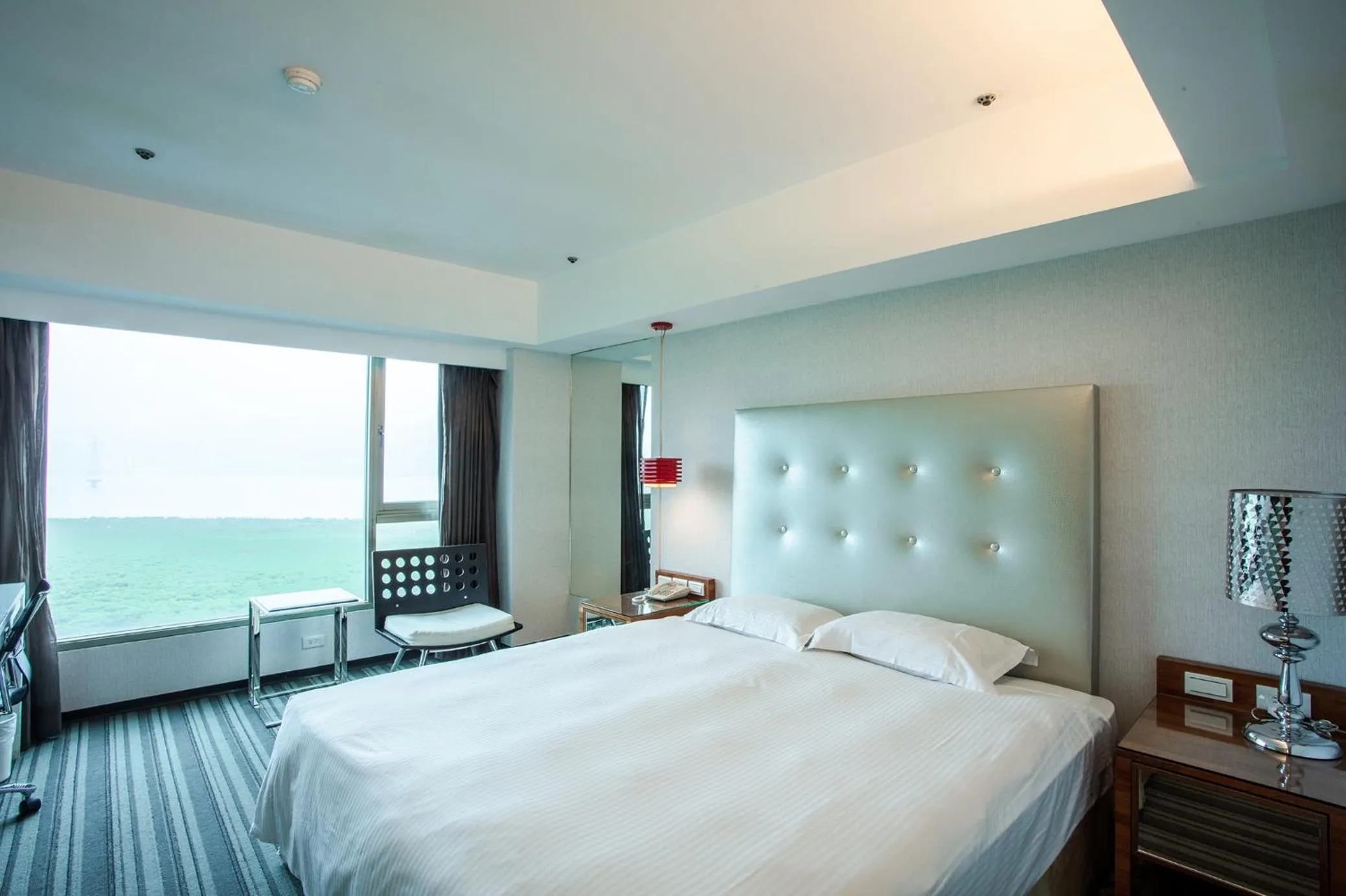 View (from property/room), Bed in 觀海樓海景大飯店 Hotel Cloud Riverside