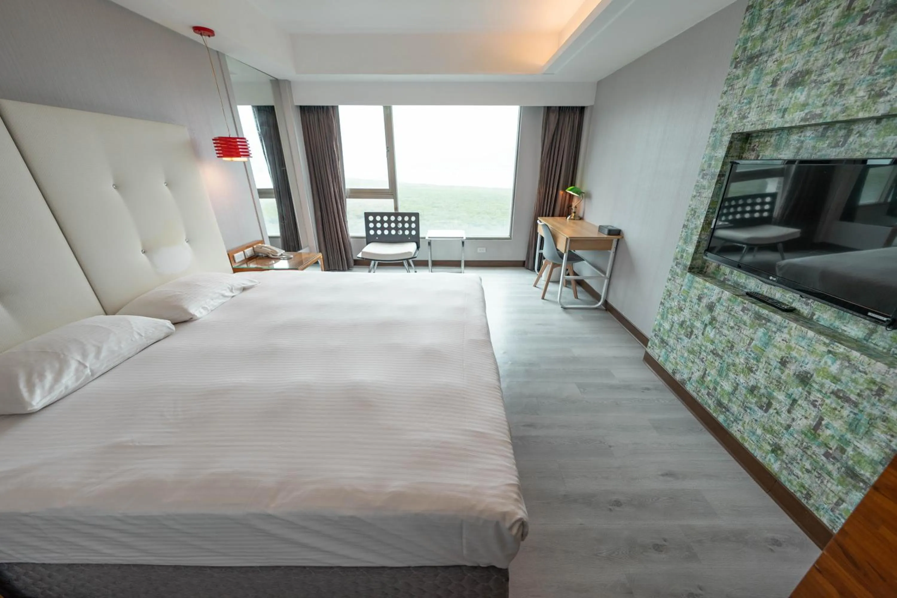 Photo of the whole room, Bed in 觀海樓海景大飯店 Hotel Cloud Riverside