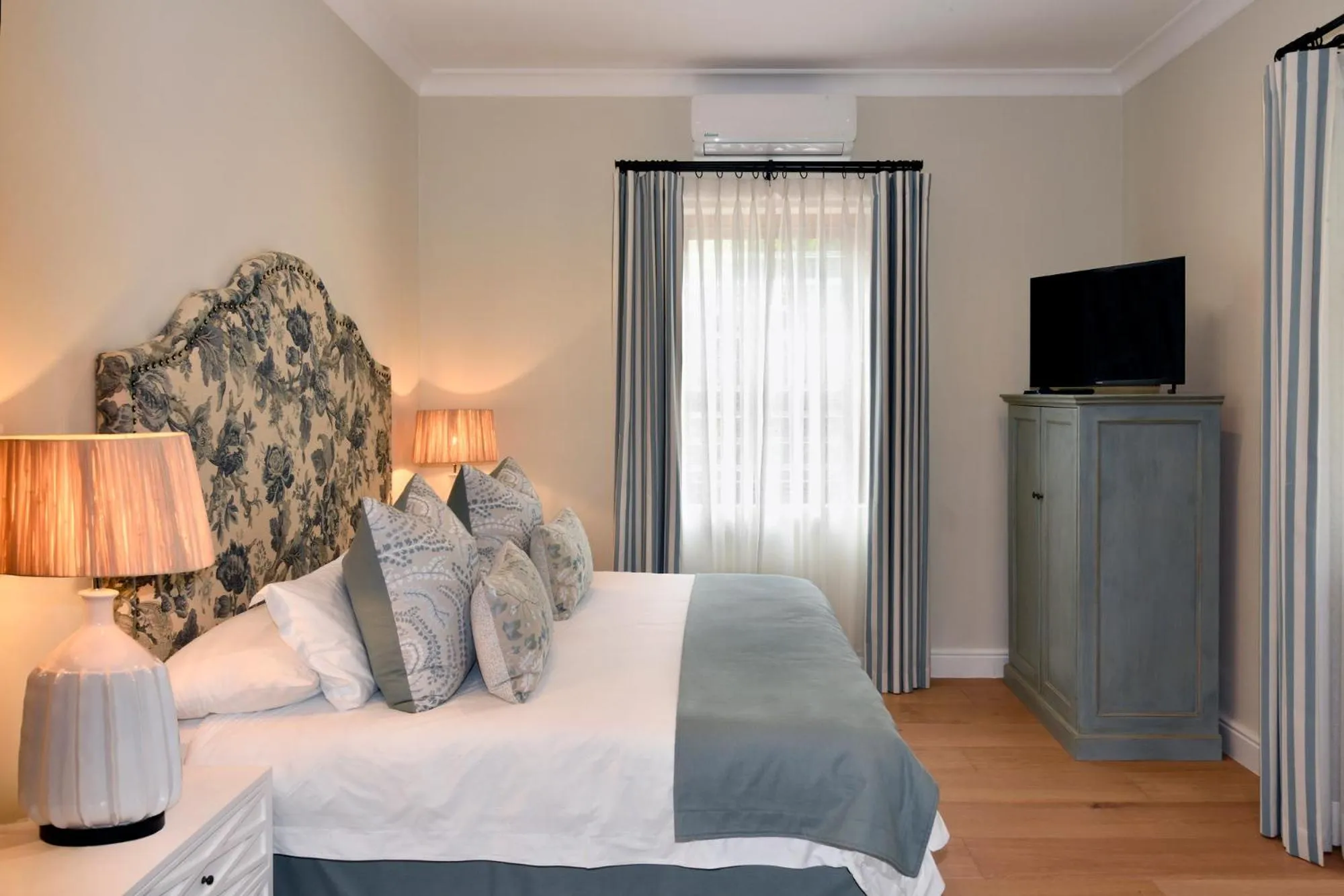 Bedroom, Bed in The Coach House