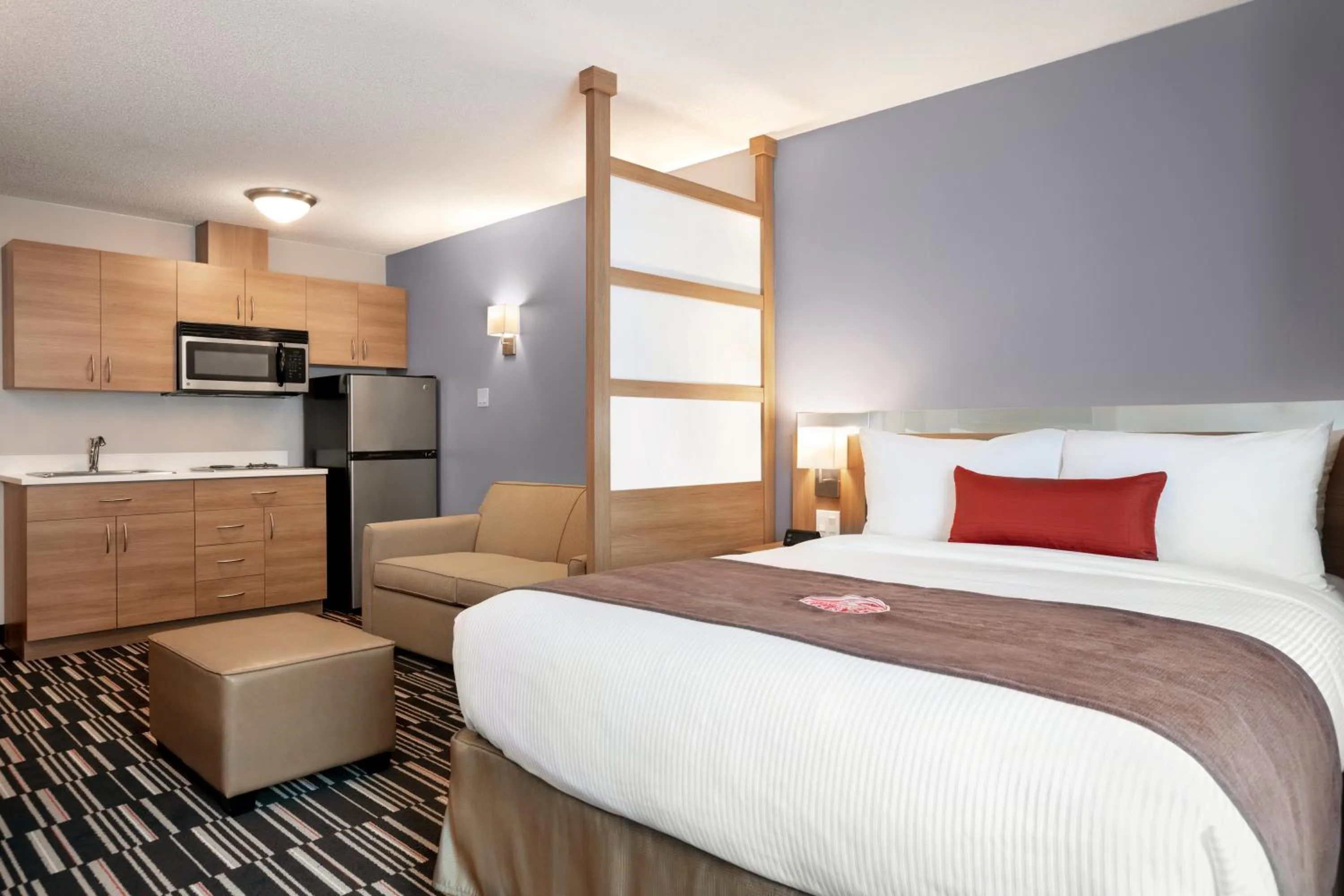 Kitchen or kitchenette, Bed in Microtel Inn & Suites by Wyndham Val-d Or
