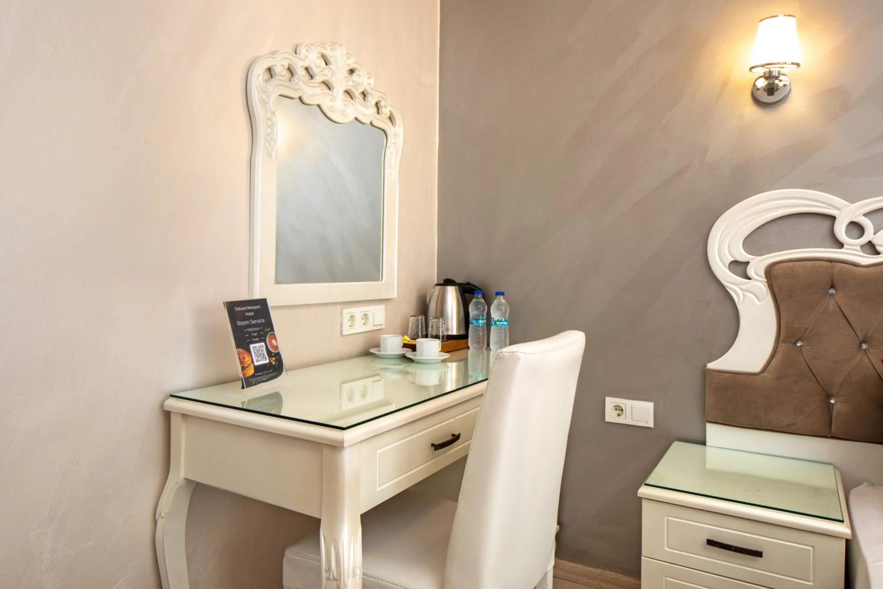 Coffee/tea facilities in Deluxe Newport Hotel - Old City