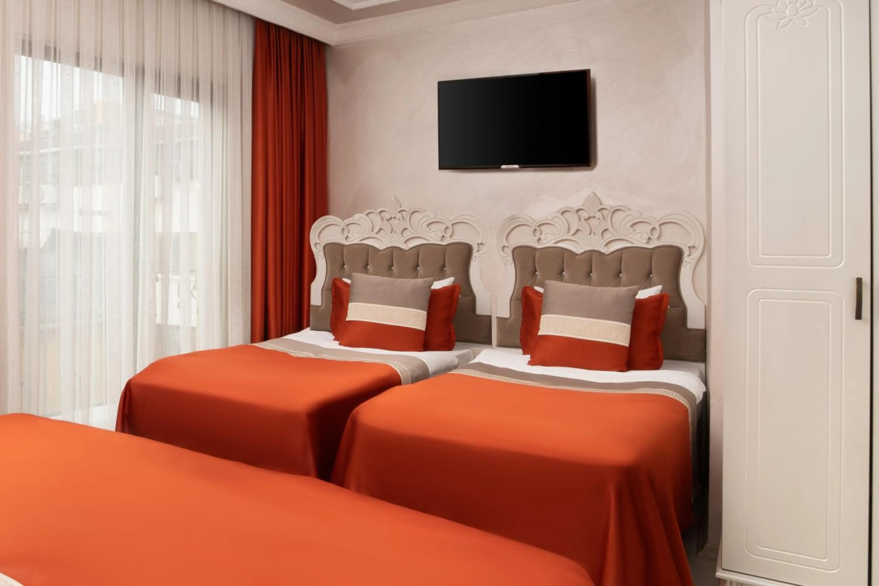 Bed in Deluxe Newport Hotel - Old City